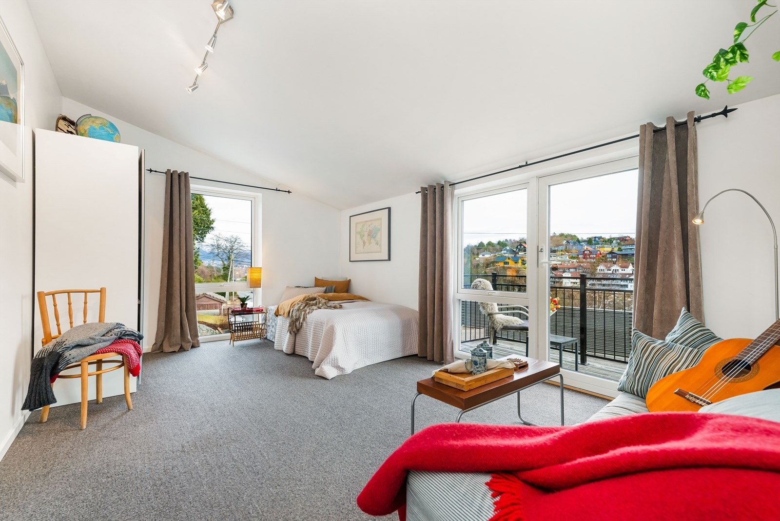 Soverom 2. etasje med utgang til takterrassen. Skapplass. Galleribilde