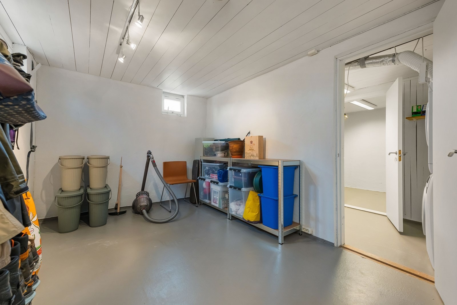 Boder og vaskerom i kjeller. Varme i gulv på det det første rommet. Galleribilde