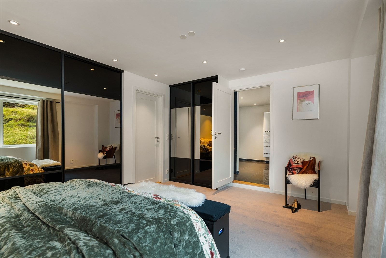 God skyvedørsgarderobe på hovedsoverommet og direkte tilgang til badet. Galleribilde