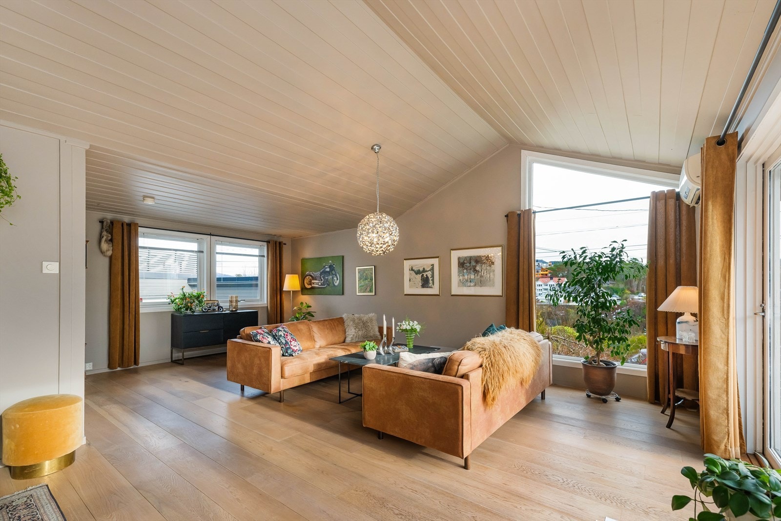 Stuen er av god størrelse og har direkte tilgang til hagen. Galleribilde