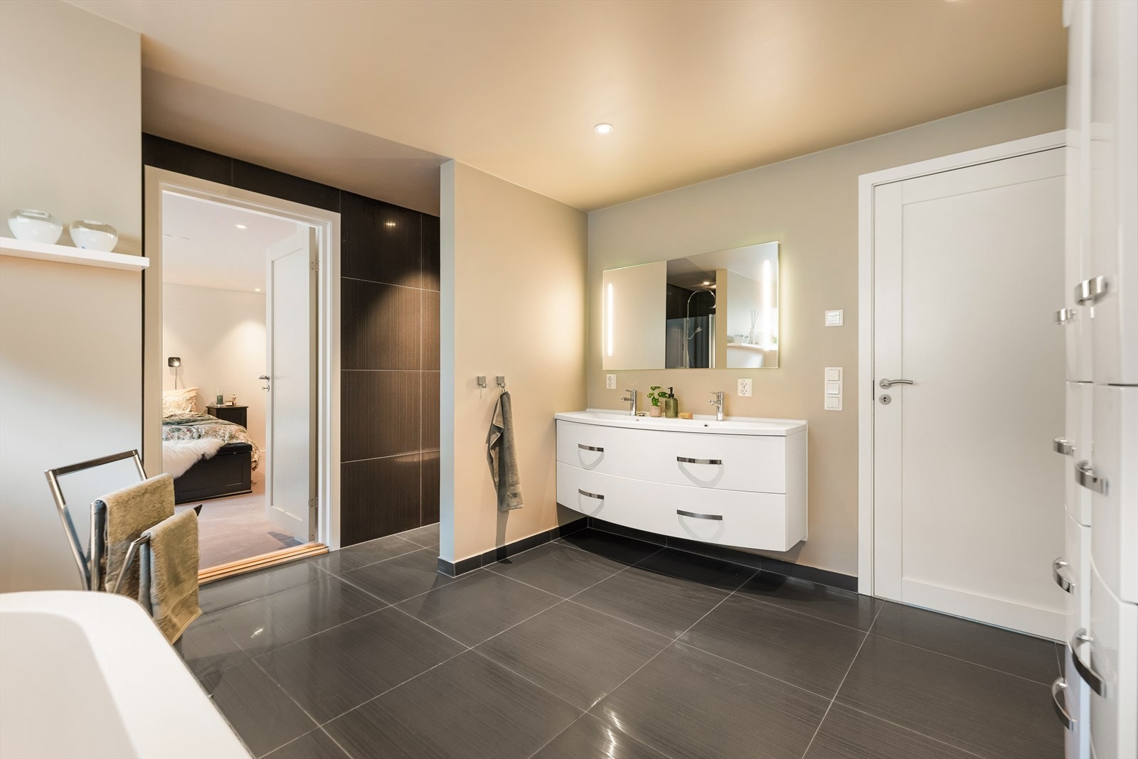 Flislagt bad med dusj, badekar, vegghengt toalett og varme i gulv. Galleribilde