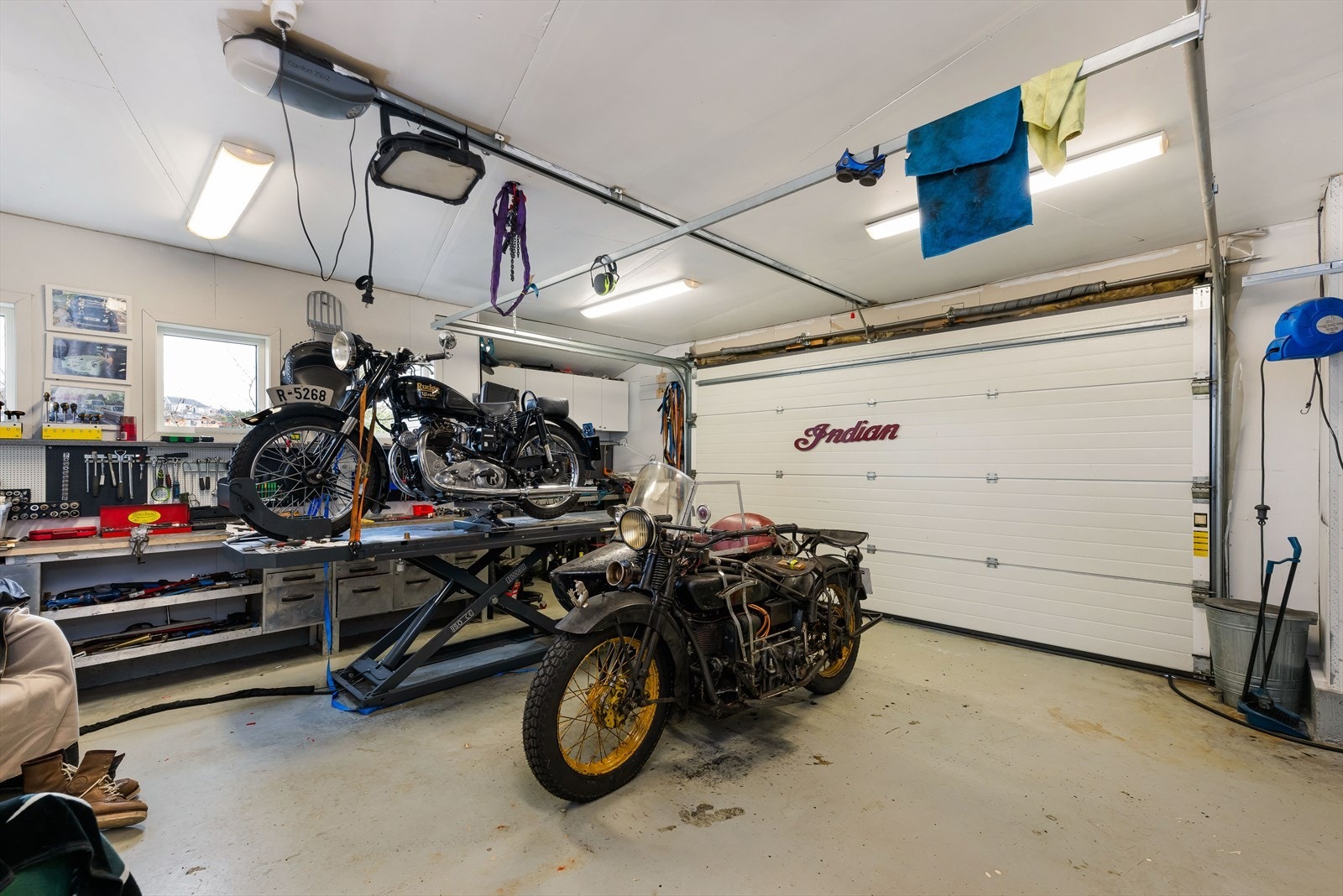 Dobbel garasje med varmepumpe og el-billader. Galleribilde