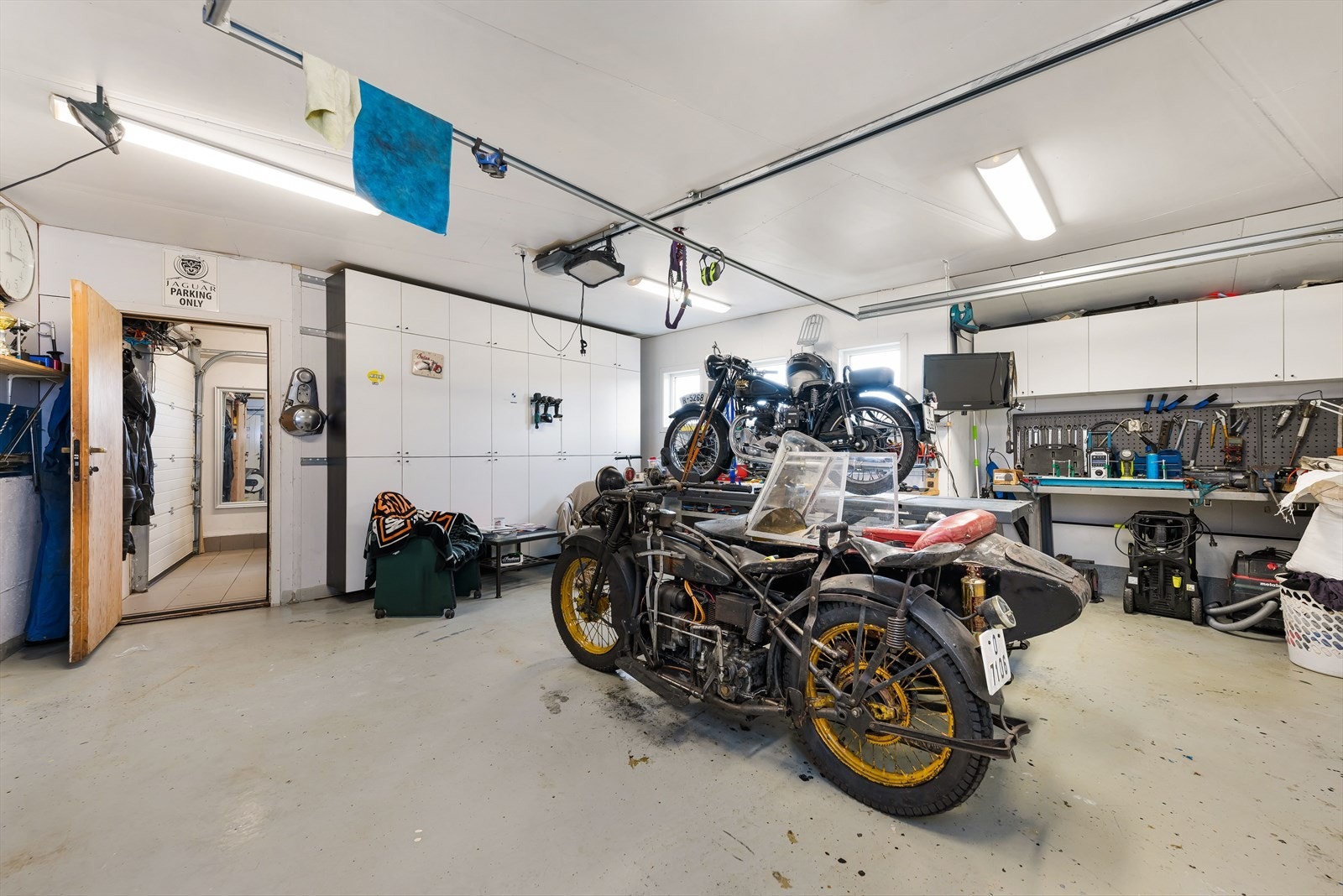 Rikelig med skapplass i garasjen. Galleribilde