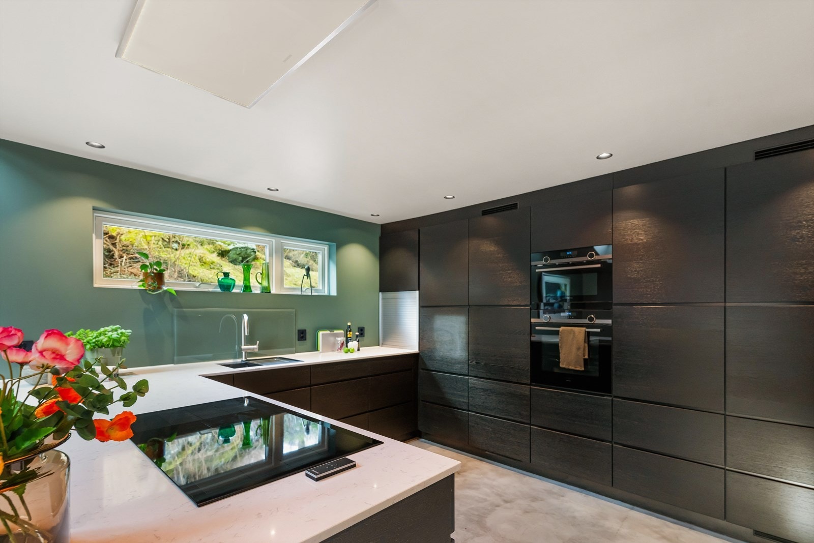 Kjøkkeninnredning Mano Sera fra Kvik og eksklusiv Compositt benkeplate i Lagoon, 20 mm. Galleribilde