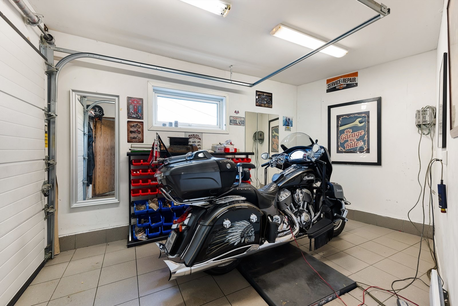 I tilknytning til garasjen ligger mc-/sykkelgarasjen med nedfelt løftebord (1 tonn) Galleribilde