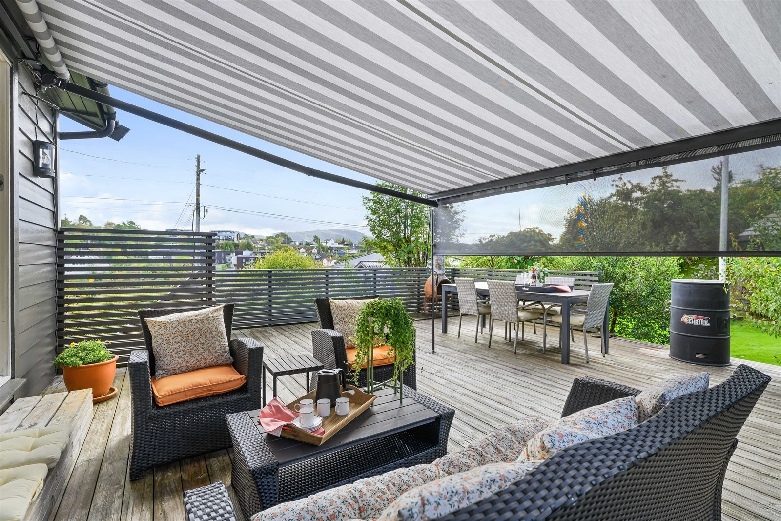 Motorisert terrassemarkise med justerbar frontgardin fra 2022. Galleribilde