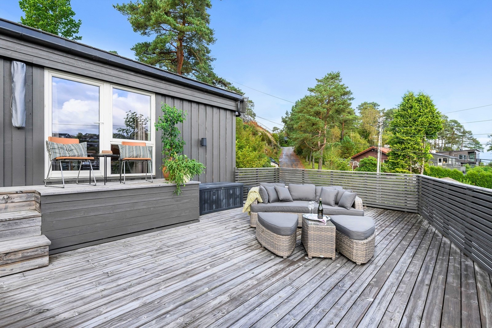 Terrassen har rikelig med sol og er på hele 43 kvm. Galleribilde