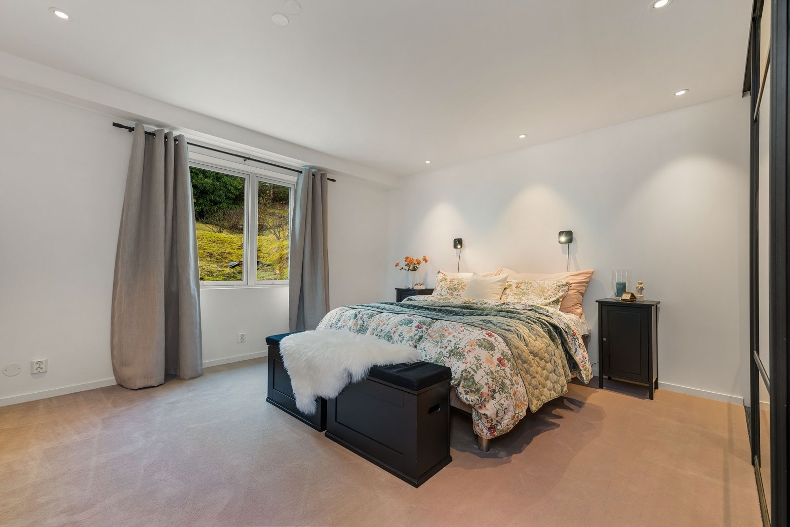 Hovedsoverommet i 1. etasje har nytt teppe i 2026. Galleribilde