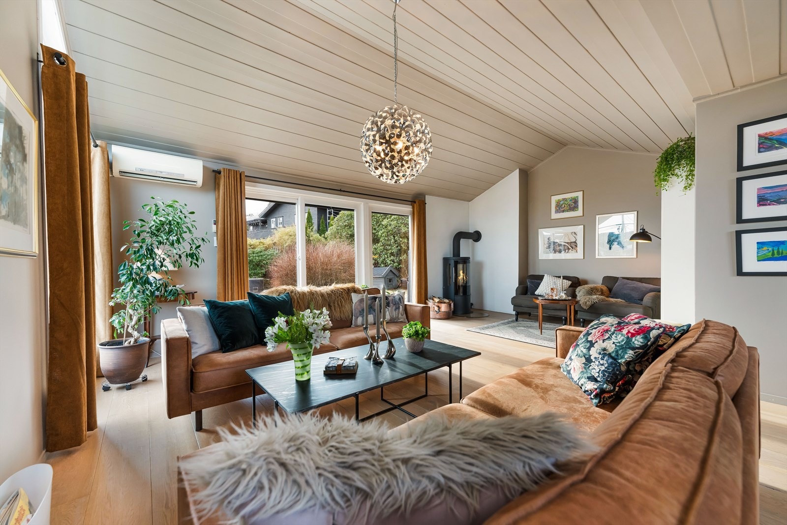 Varmepumpen og peisen gir en lun og behagelig oppvarming. Galleribilde