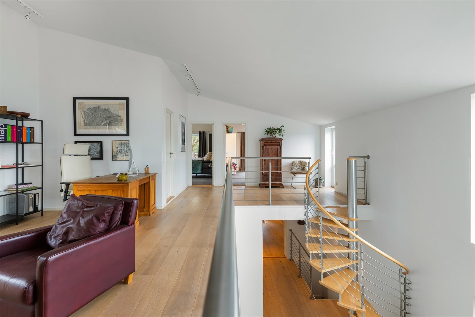 Åpen loftstue med fransk balkong og tilgang til takterrasse på høyre side ved trappen. Galleribilde