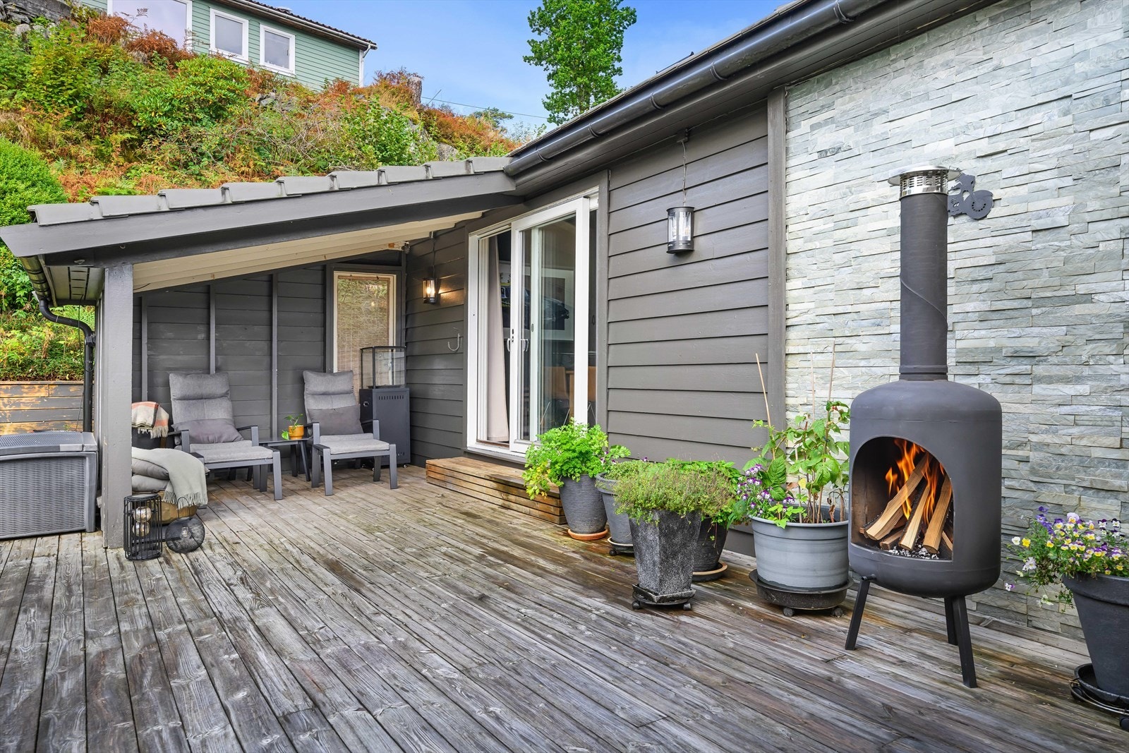 Overbygg ble oppført i 2000 og gir et lunt uteområde. Galleribilde