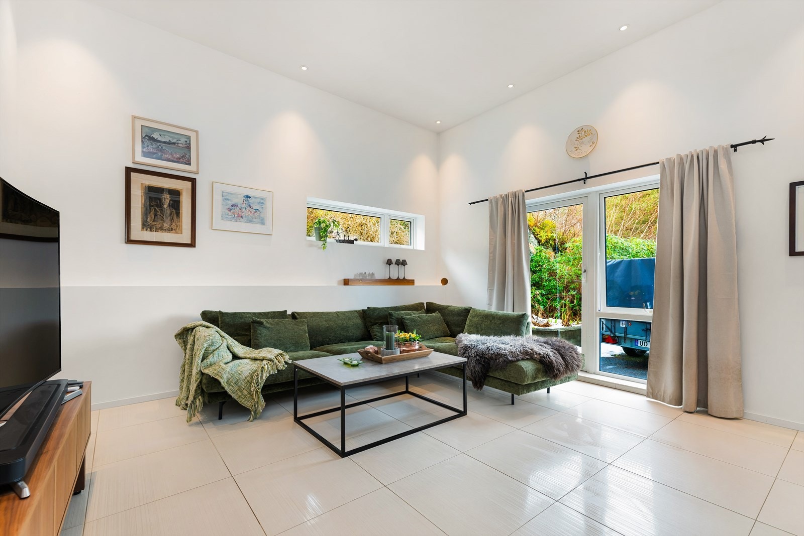 Legg merke til den gode takhøyden og direkte utgang til bakhage. Galleribilde