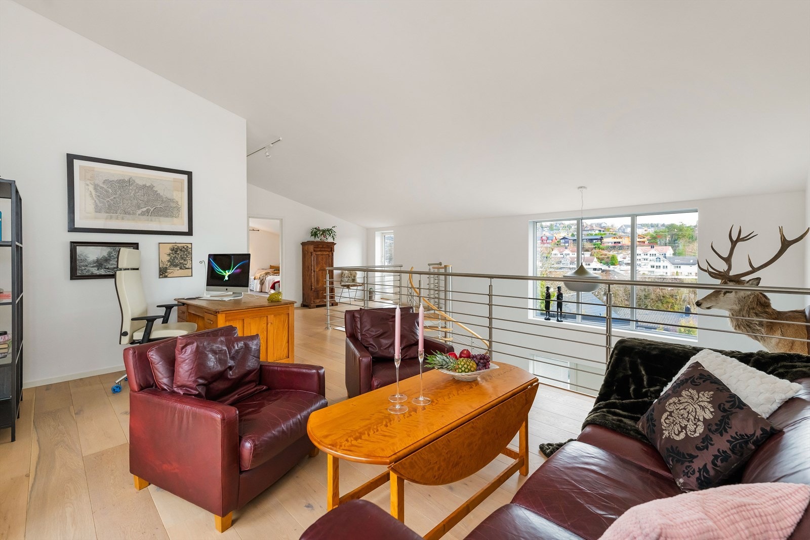 Loftstuen er av god størrelse og byr på flere bruksområder. Galleribilde