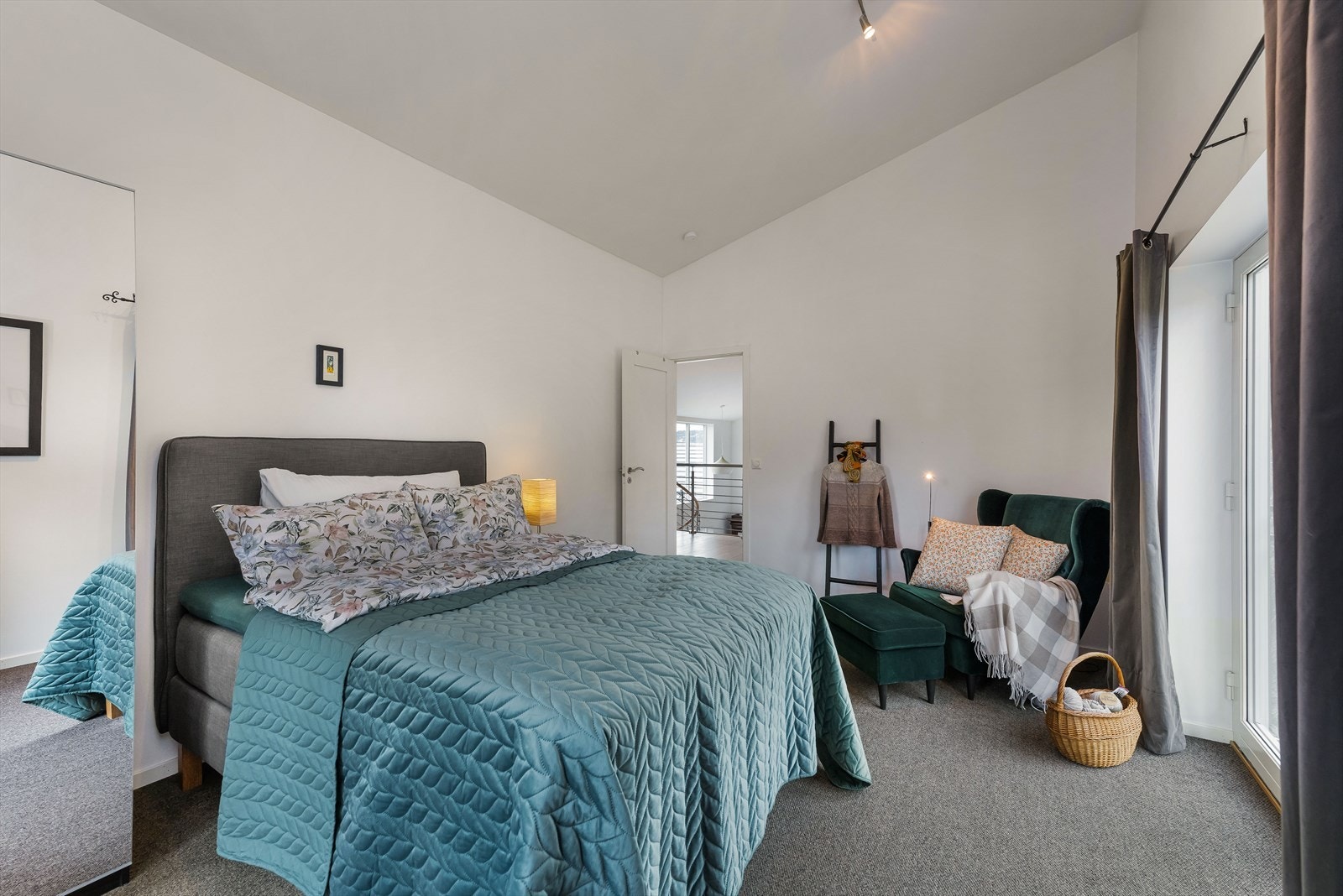 Soverom 2, 2. etasje med skapplass. Galleribilde