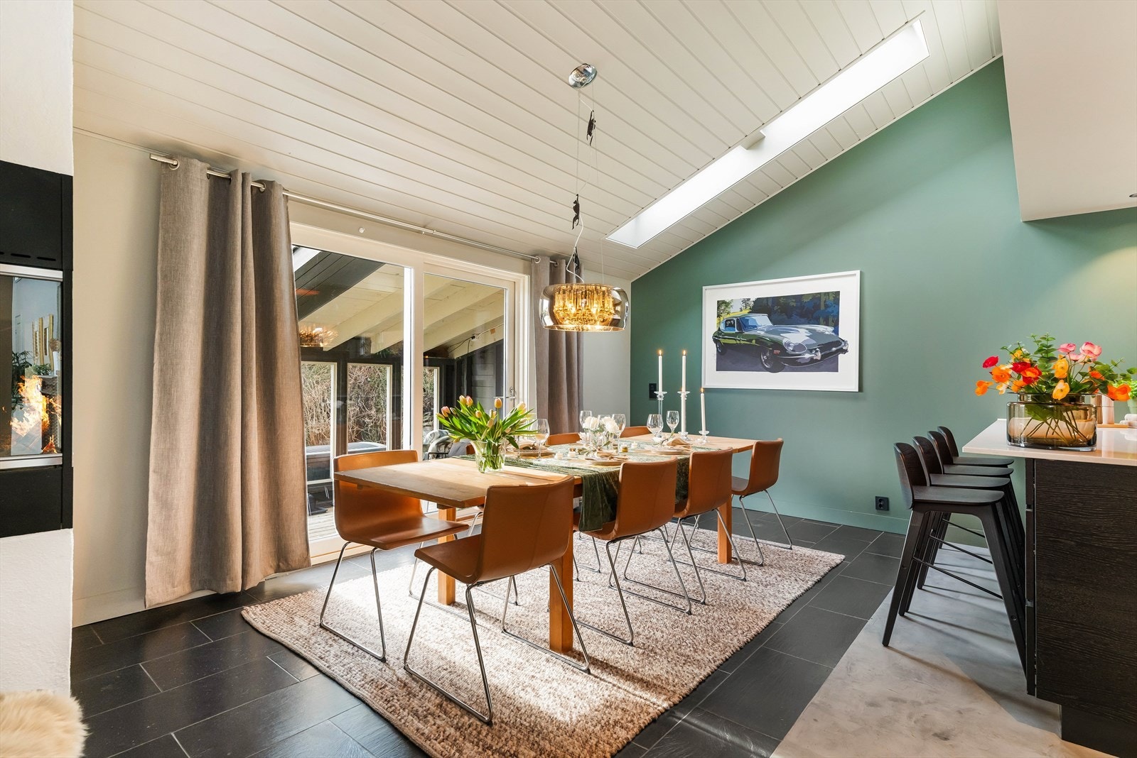 Spiseplass på kjøkkenet med direkte tilgang til hage via skyvedør. Galleribilde