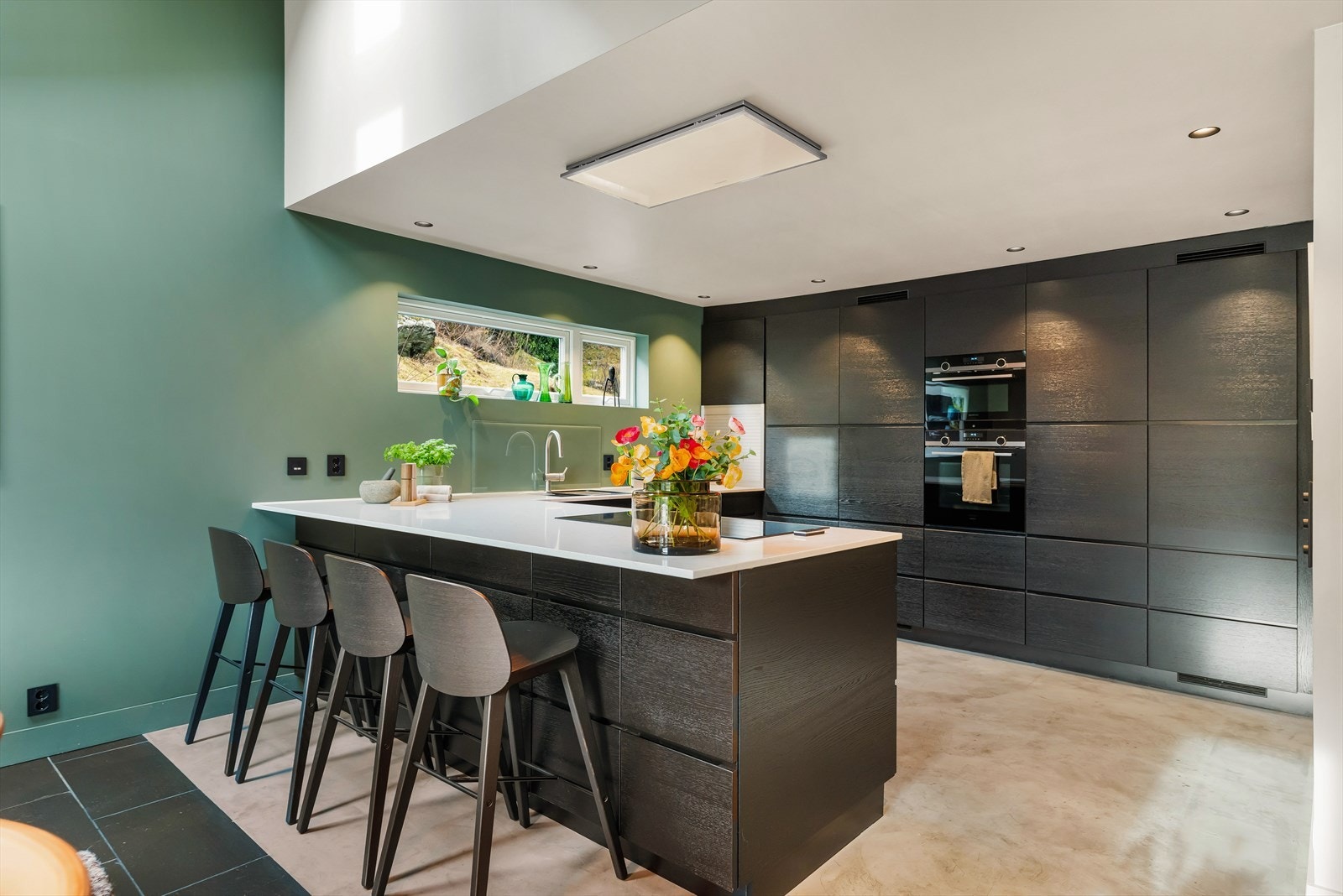 Velutstyrt kjøkken med integrerte hvitevarer (2019) fra kvalitetsleverandøren Simens. Galleribilde