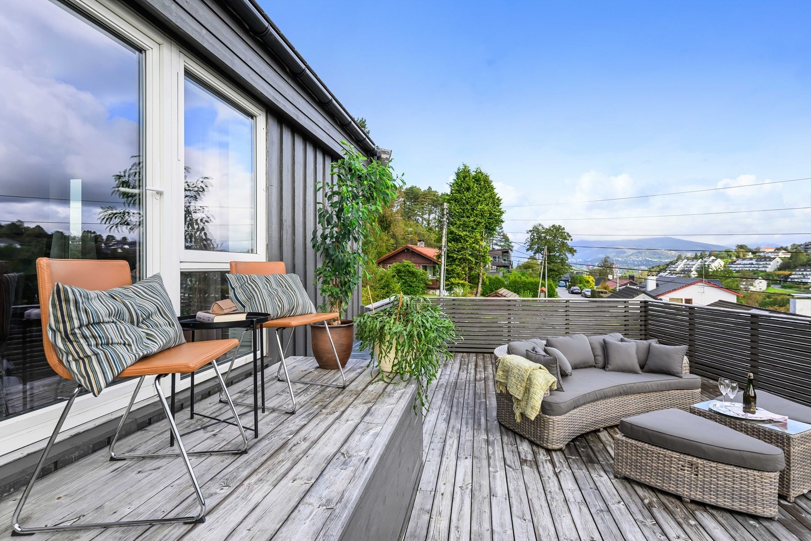 Direkte tilgang til takterrassen fra det ene soverommet og gangen. Det er nå montert rekkverk på rappoet. Galleribilde