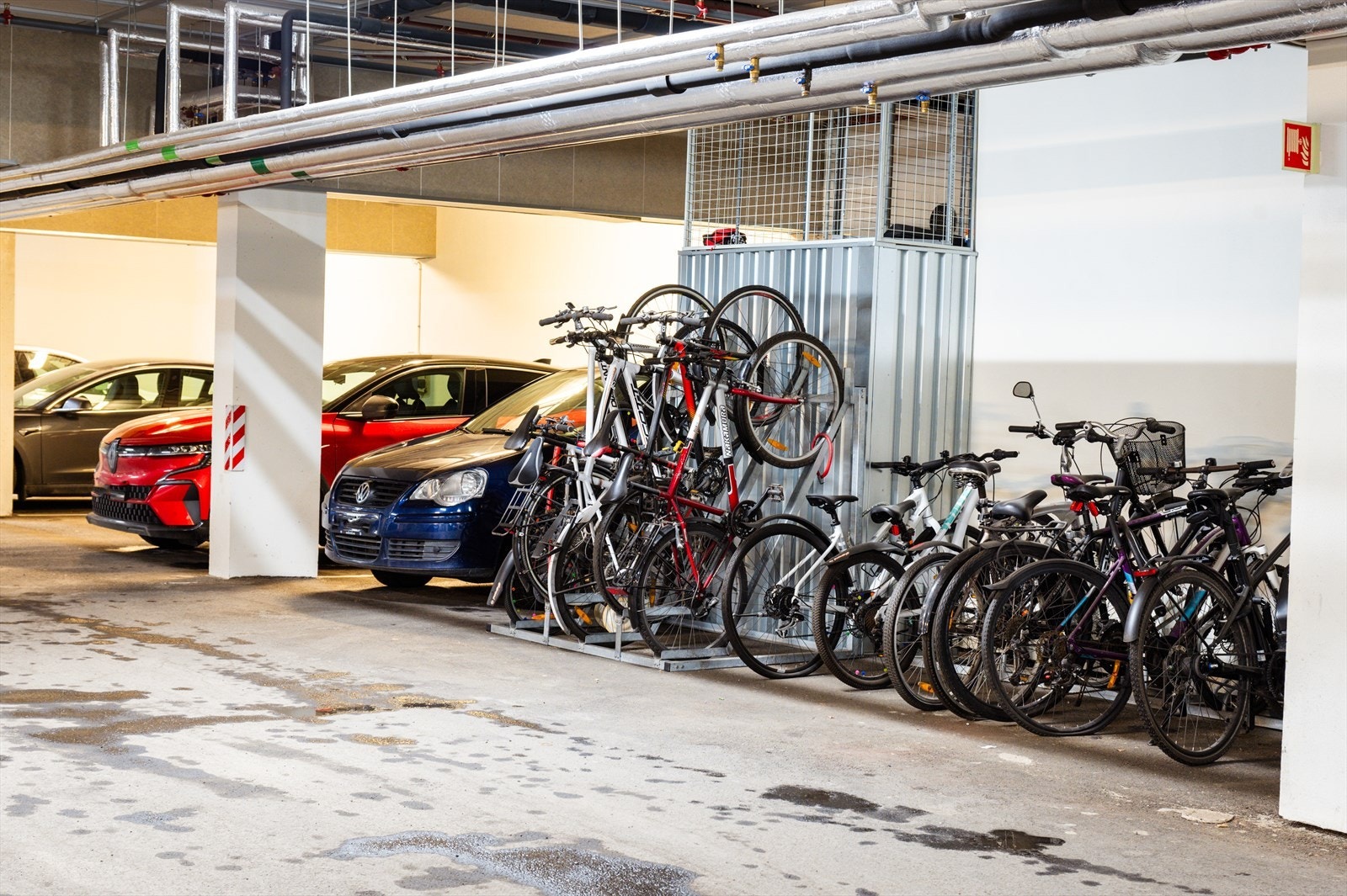 Felles sykkelparkering i felles garasjeanlegg. Galleribilde
