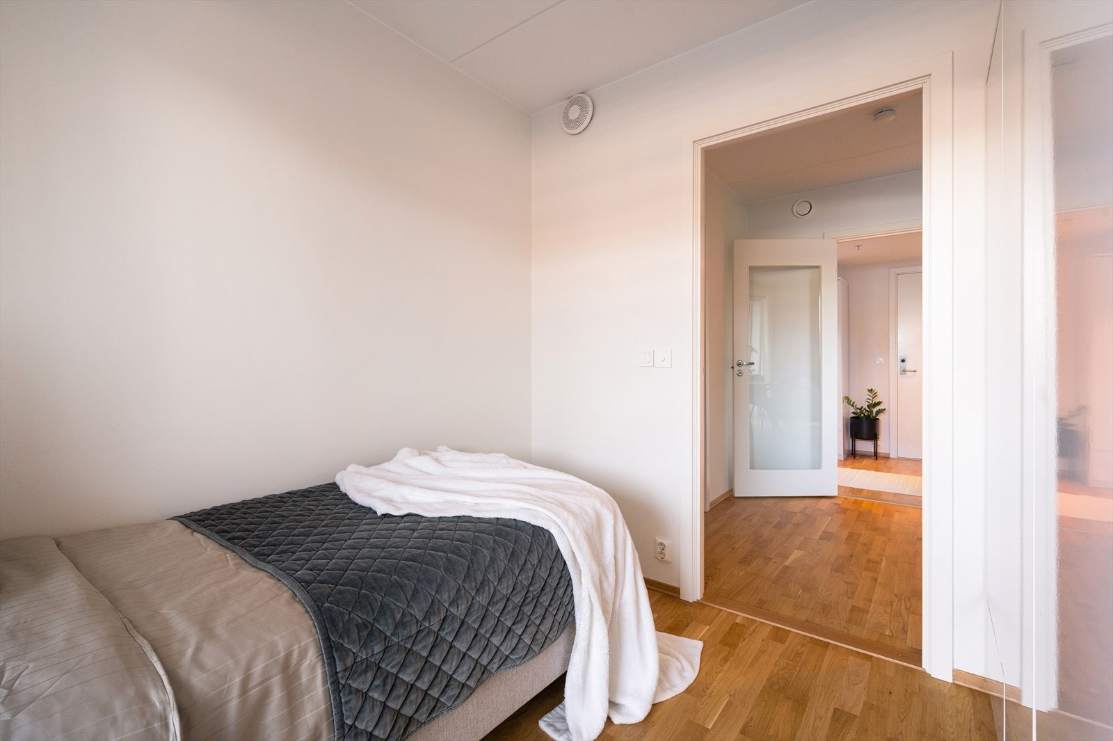 Plass til seng, nattbord og garderobeskap. Galleribilde