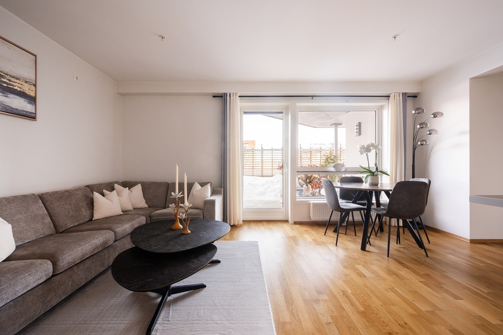 Lys og romslig stue med store vinduer som slipper inn rikelig med naturlig lys, samt utgang til markterasse av god størrelse. Galleribilde