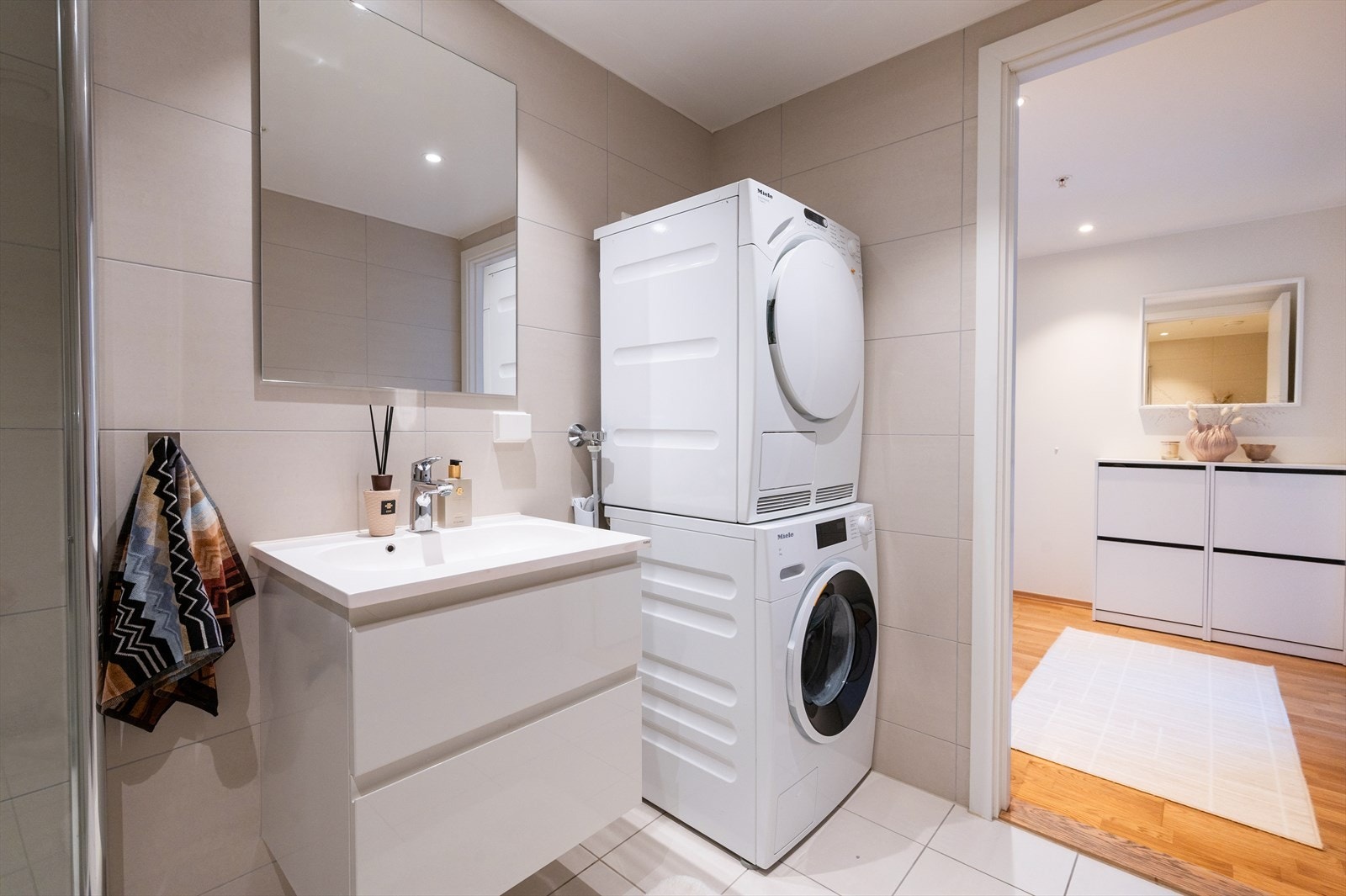 Baderommet er flislagt med innfelte downlights, har varmekabler i gulvet og balansert ventilasjon. Galleribilde