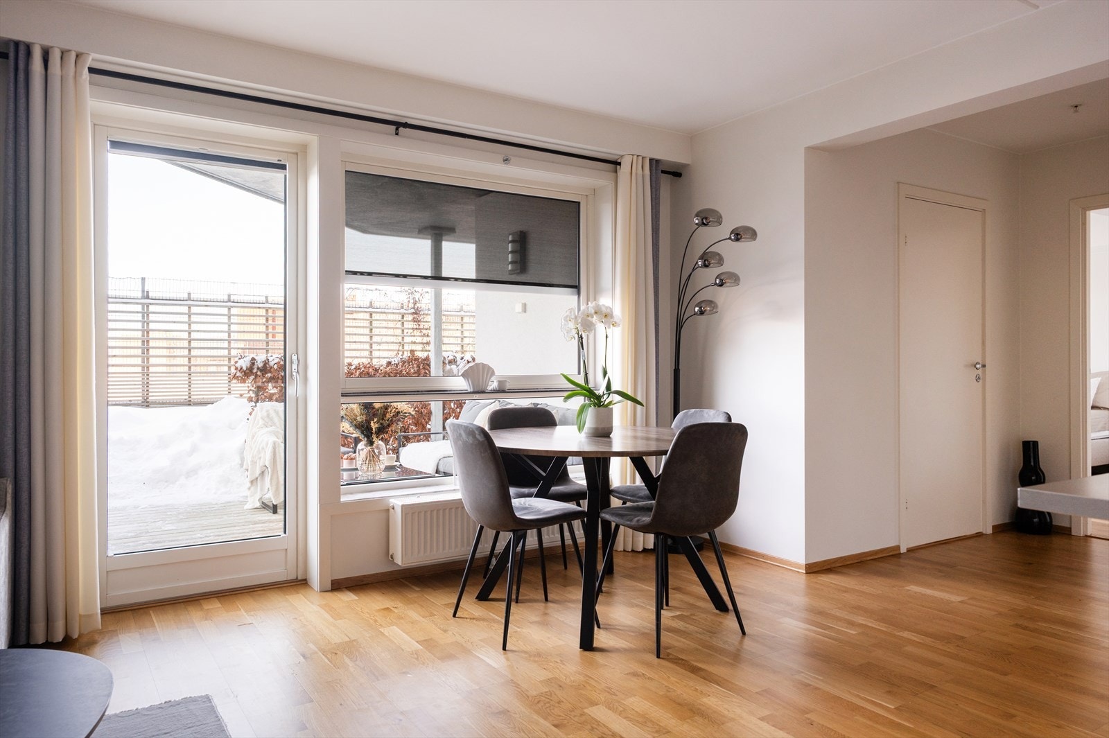 Leiligheten er malt i lyse fargetoner og har gode møbleringsmuligheter. Galleribilde