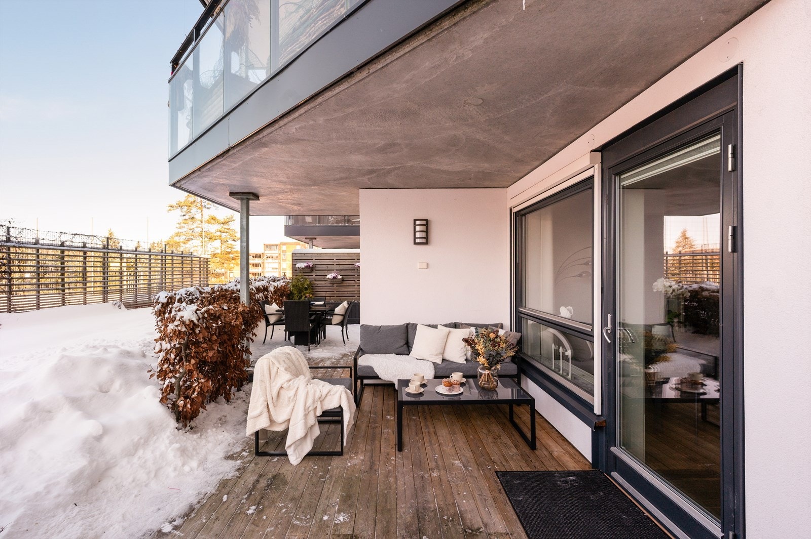 Her er det rom for flere sittesoner med plass til lounge og spisebord. Galleribilde