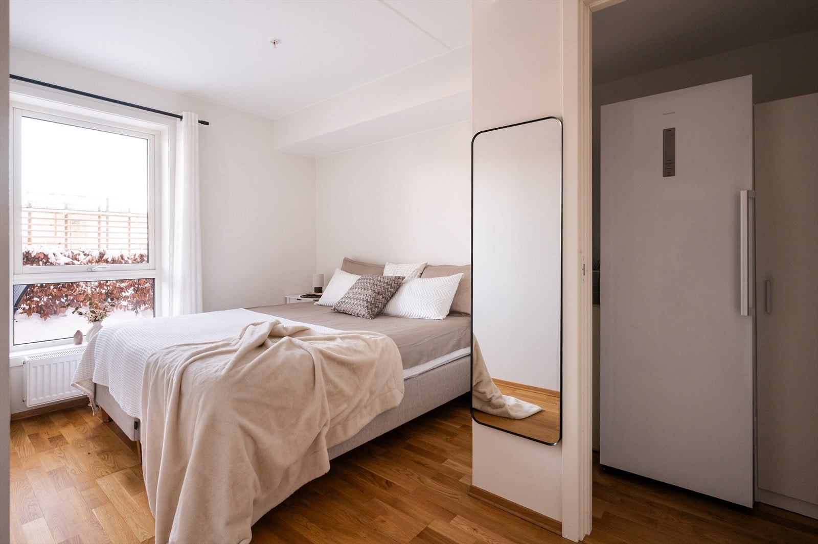 Boligens hovedsoverom oppleves romslig med god plass til dobbeltseng og nattbord. Galleribilde