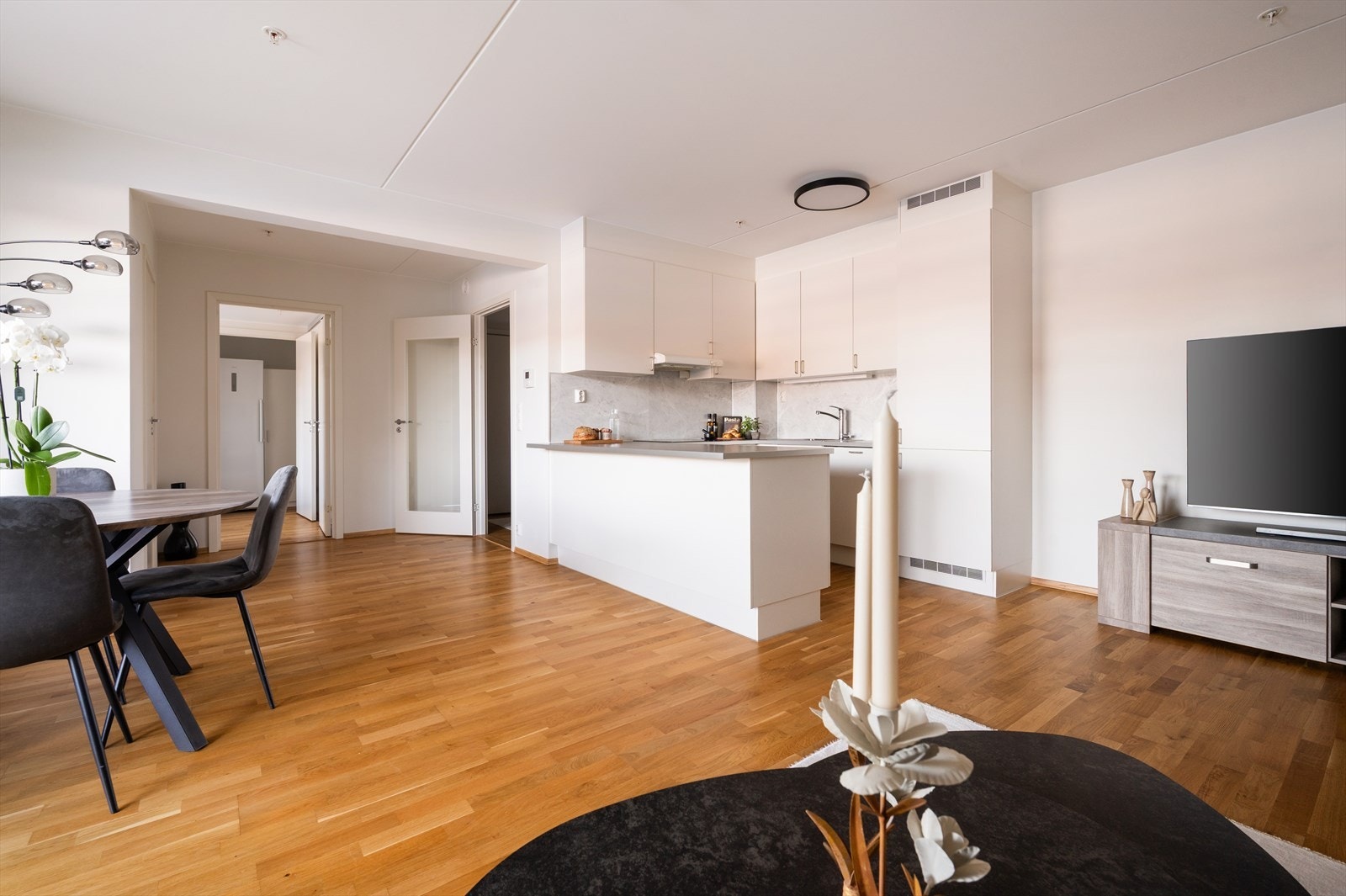 Stue og kjøkken ligger i åpen løsning og skaper en luftig og sosial planløsning. Galleribilde