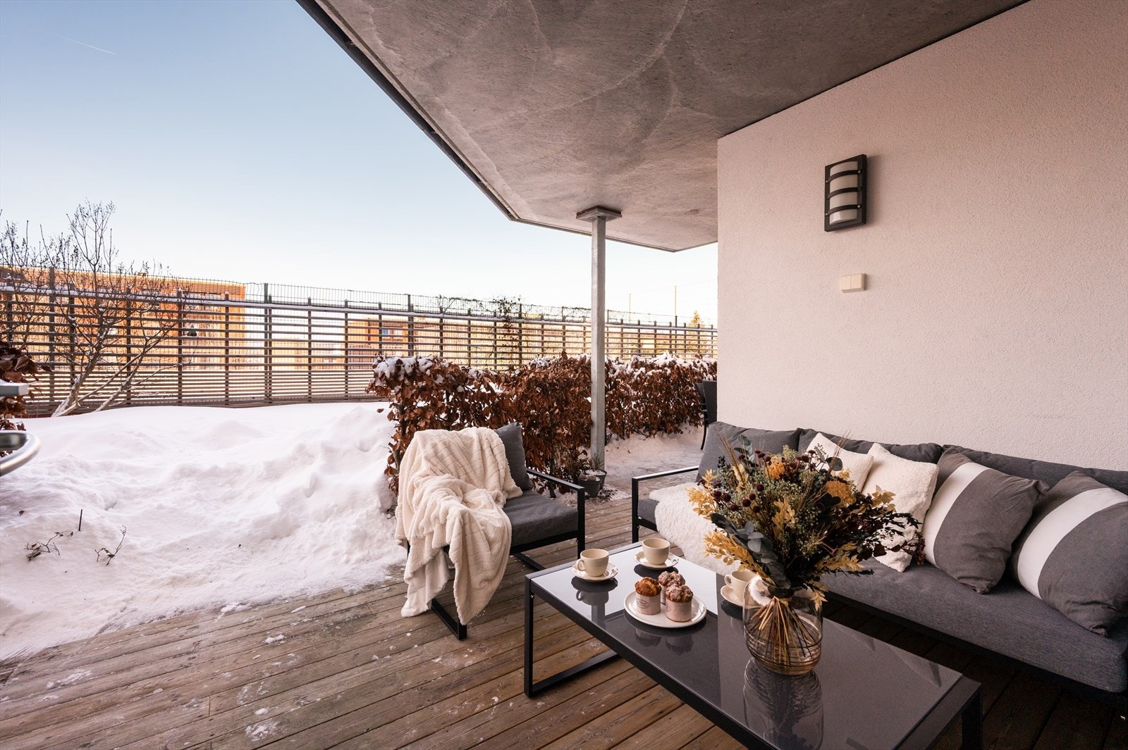 Markterrassen er på hele 28 kvm og gir en flott forlengelse av boligen i sommerhalvåret. Galleribilde