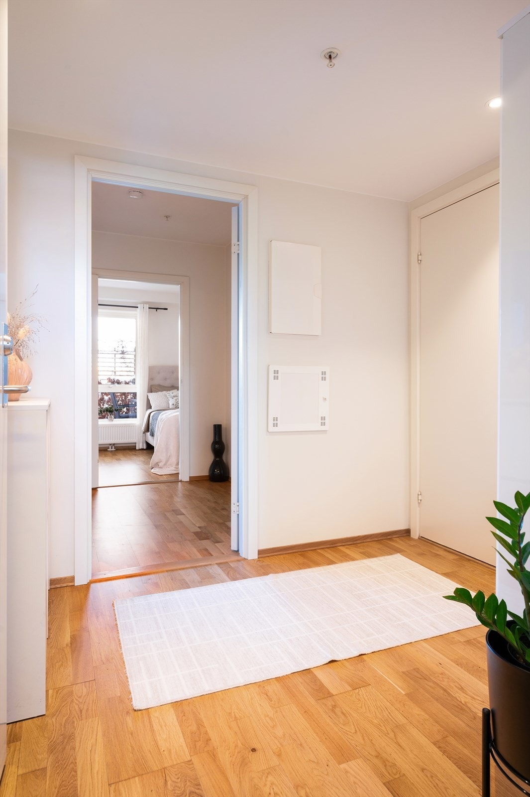 Her er det god plass til oppheng av ytterklær og sko, samt rom for skoskap eller kommode. Galleribilde