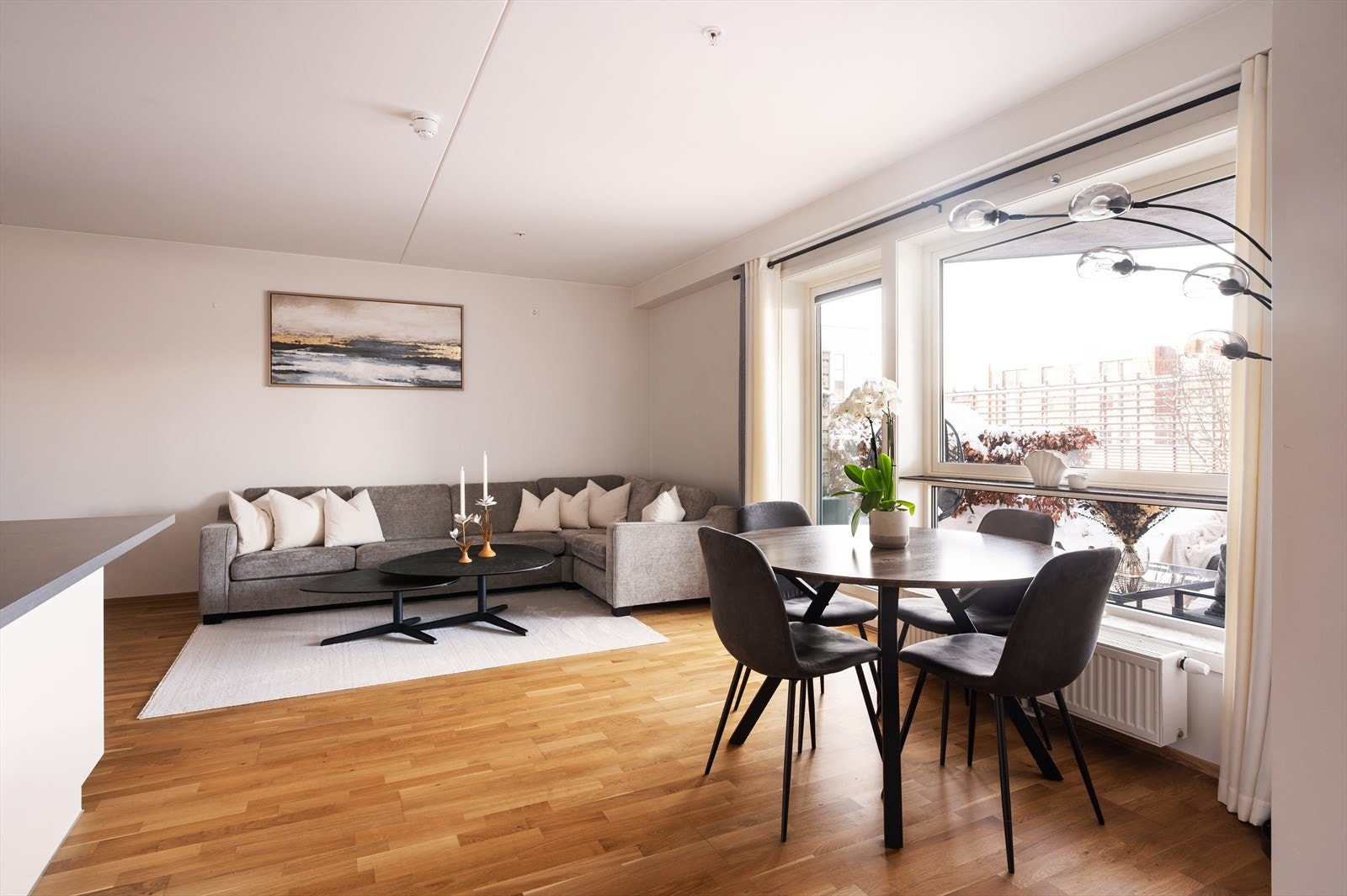 God plass til både sofaseksjon og spisebord for hyggelige sammenkomster. Galleribilde