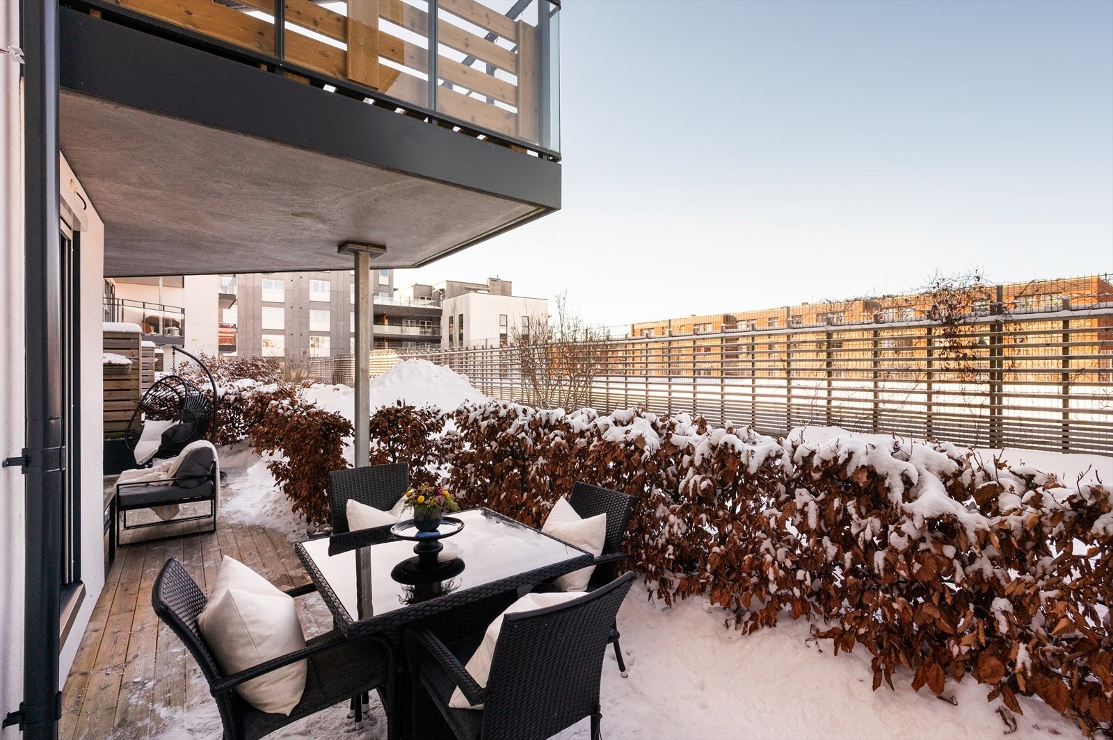 En flott hekk omkranser terrassen og skaper et naturlig skille mot fellesområdene. Galleribilde