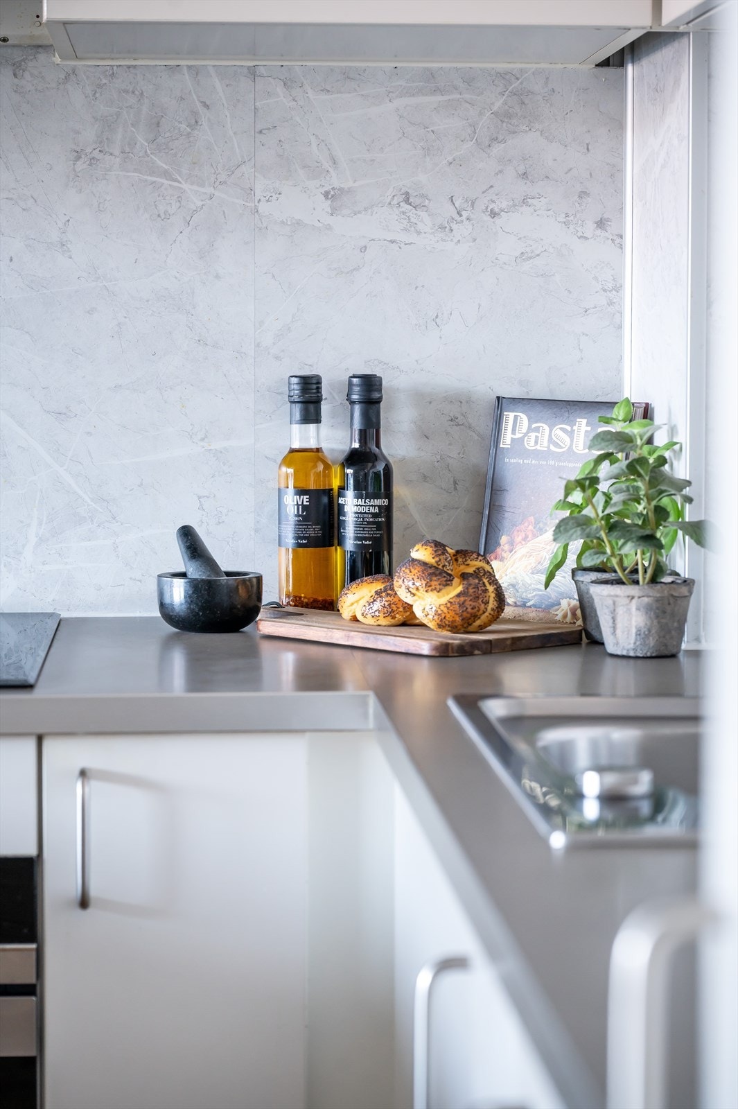 Kjøkkenet har integrert kjøleskap, oppvaskmaskin, induksjonstopp og stekeovn, samt mekanisk avtrekk fra ventilator. Det er også montert vannstoppsystem og komfyrvakt. Galleribilde