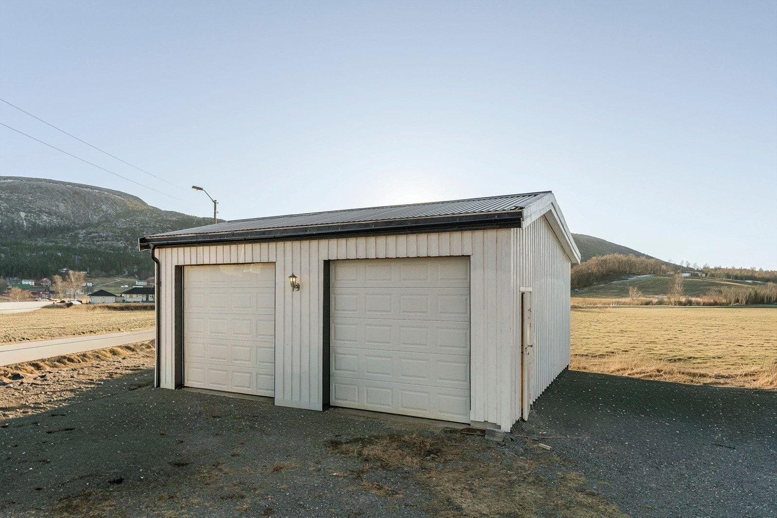 Stor garasje på ca. 46 kvm. Med løftebukk og 3-fase stikkontakt. Galleribilde