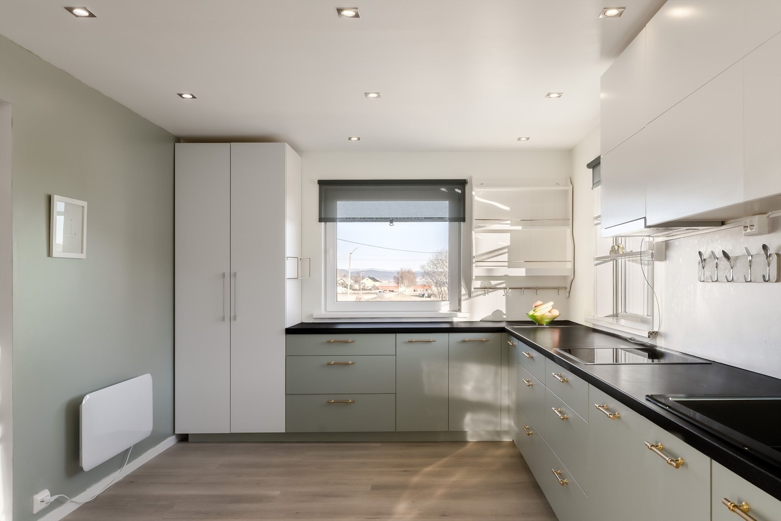 Boligens kjøkken er på ca. 14,5 kvm. Galleribilde