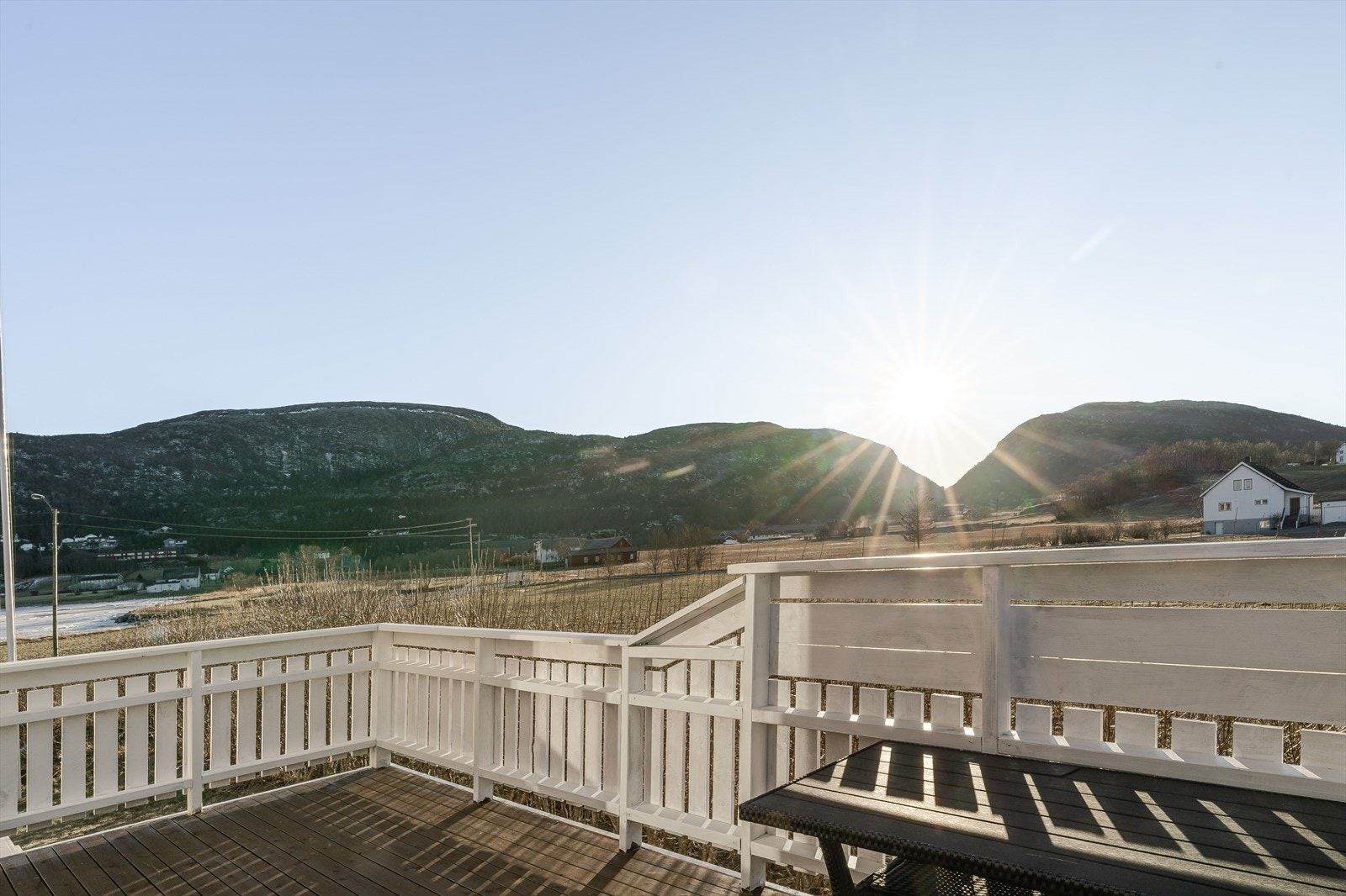 Nærområdet kan by på lekeplass ved båthavna. Det er også en pub like ved. Galleribilde