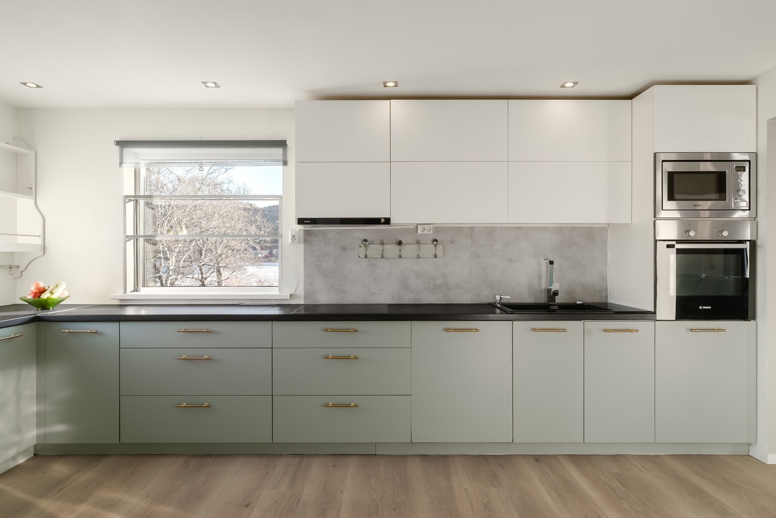 Godt utstyrt kjøkken med store arbeidsflater og god lagringsplass i over- og underskap. Galleribilde