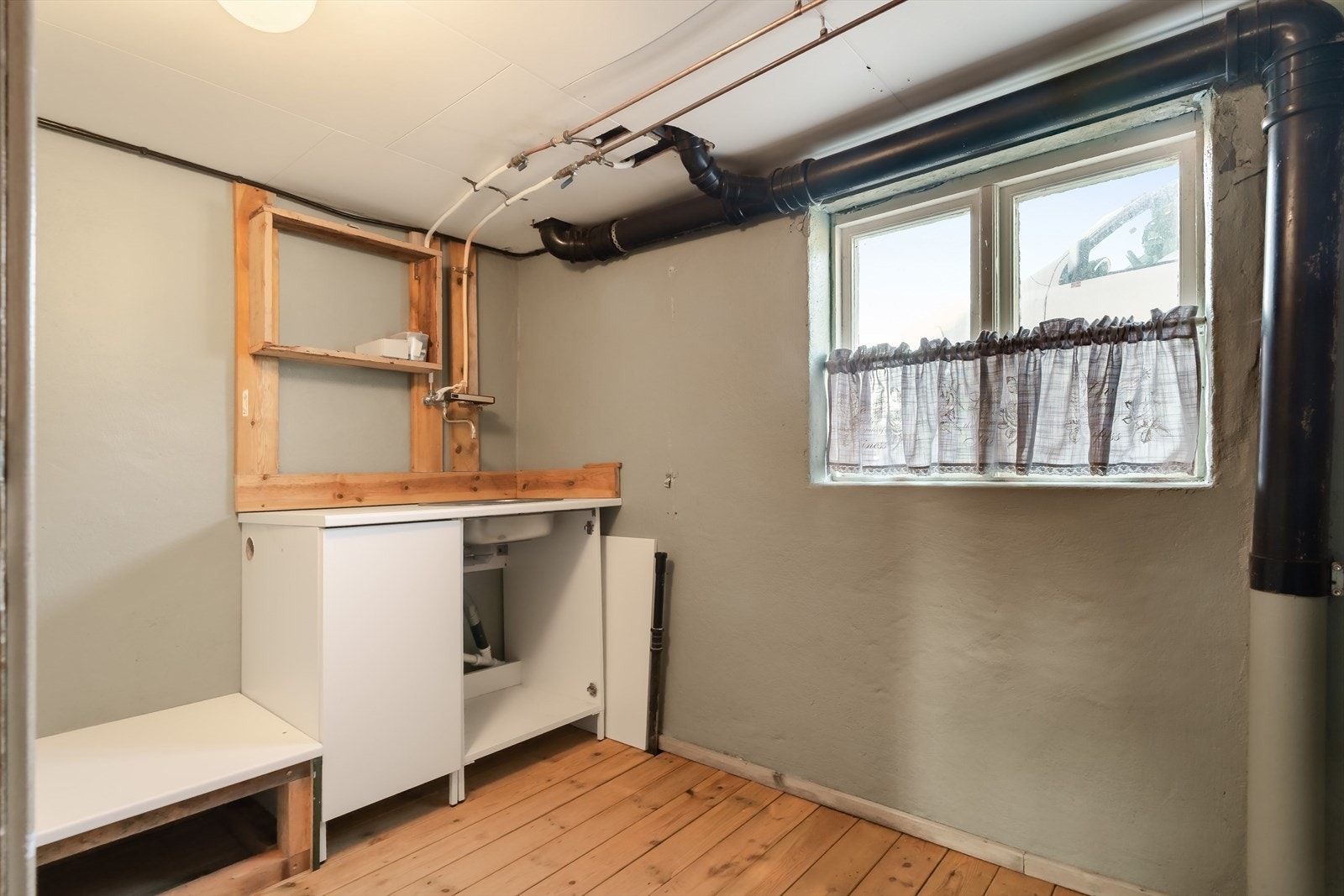 Nåværende eier har benyttet underetasjen som vaskekjeller og lagringsplass. Galleribilde