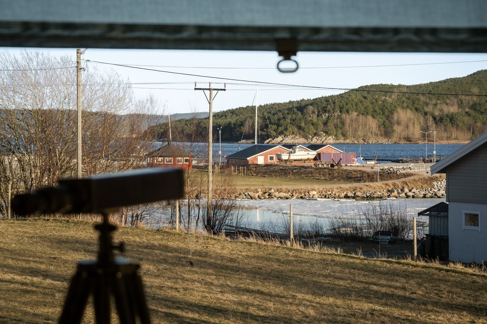 Fra kjøkkenvinduet kan du nyte utsikten mot småbåthavna. Galleribilde