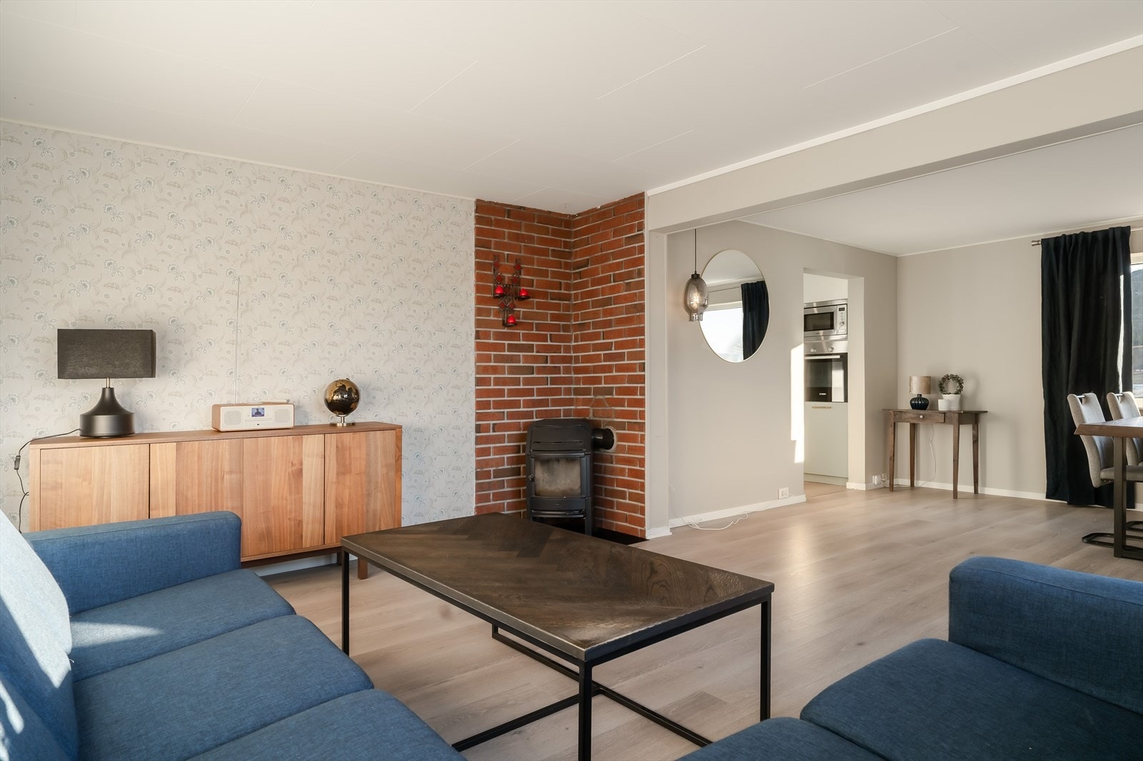 Oppvarmingen er via elektrisitet, vedovn og varmepumpe. (Til informasjon er vedovn på bildet byttet med en rentbrennende vedovn). Galleribilde