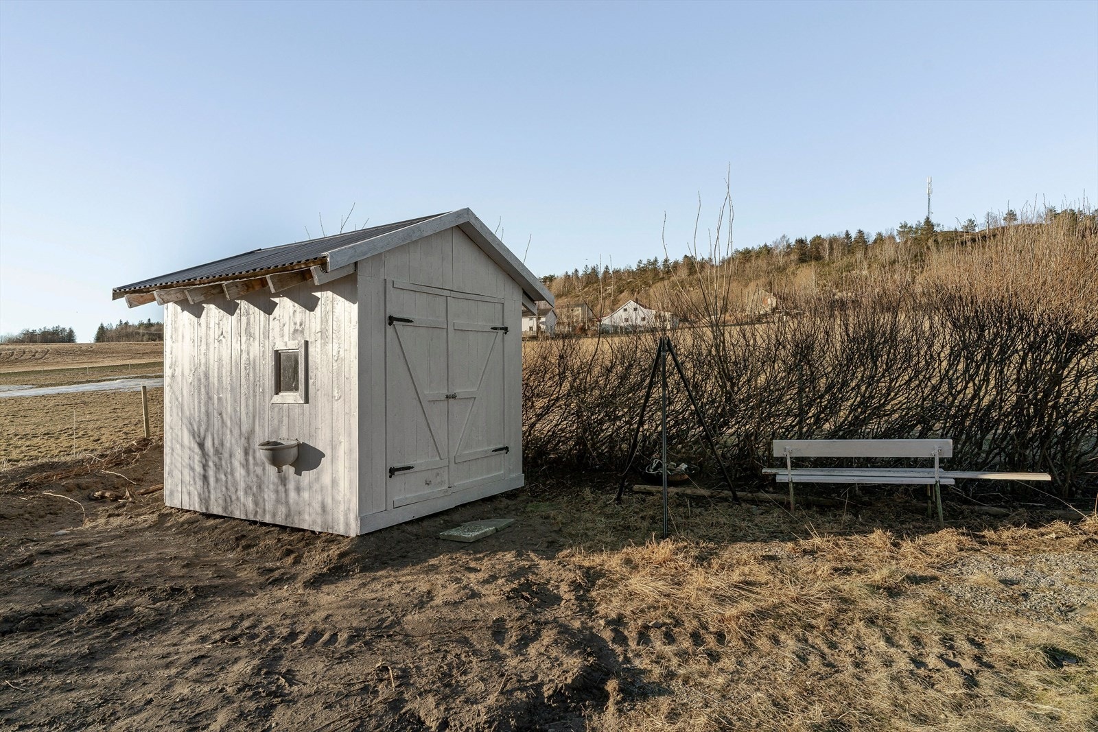 Praktisk uthus som nylig er ferdigstilt. Perfekt for lagring av utemøbler eller vedlagring. Galleribilde