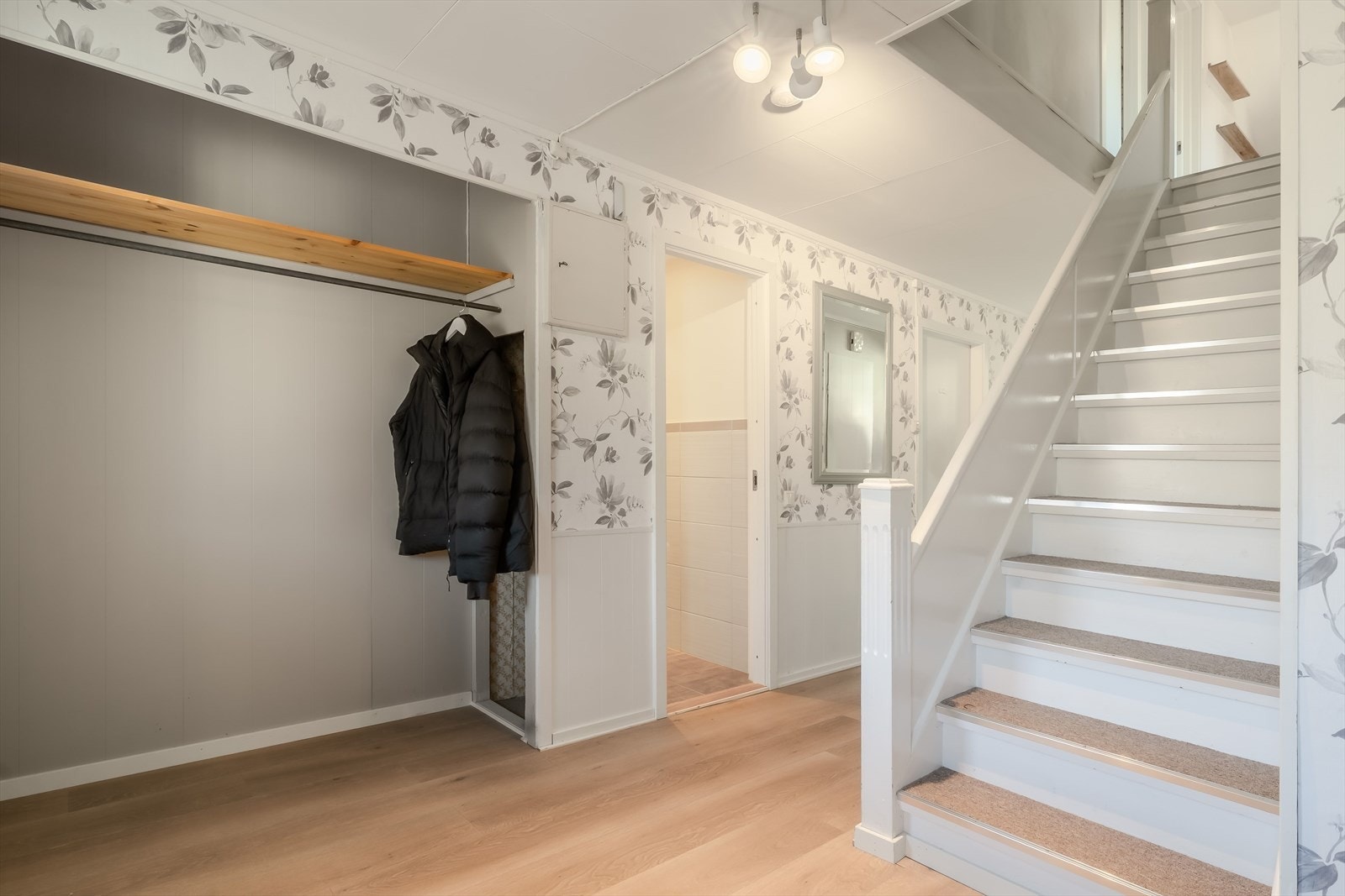 Praktisk innhuk for klær/sko til gjester. Galleribilde