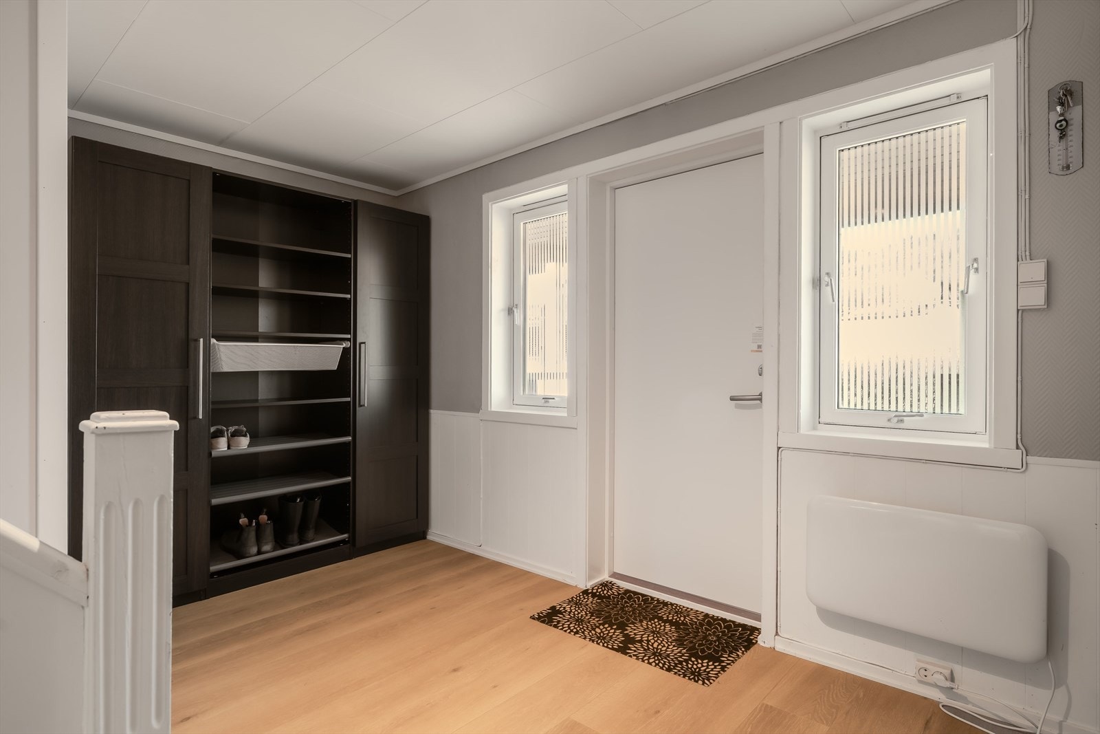 Boligens entré er på ca. 8 kvm med gode oppbevaringsmuligheter for klær. Ytterdør er ny og byttet i januar 2026. Galleribilde