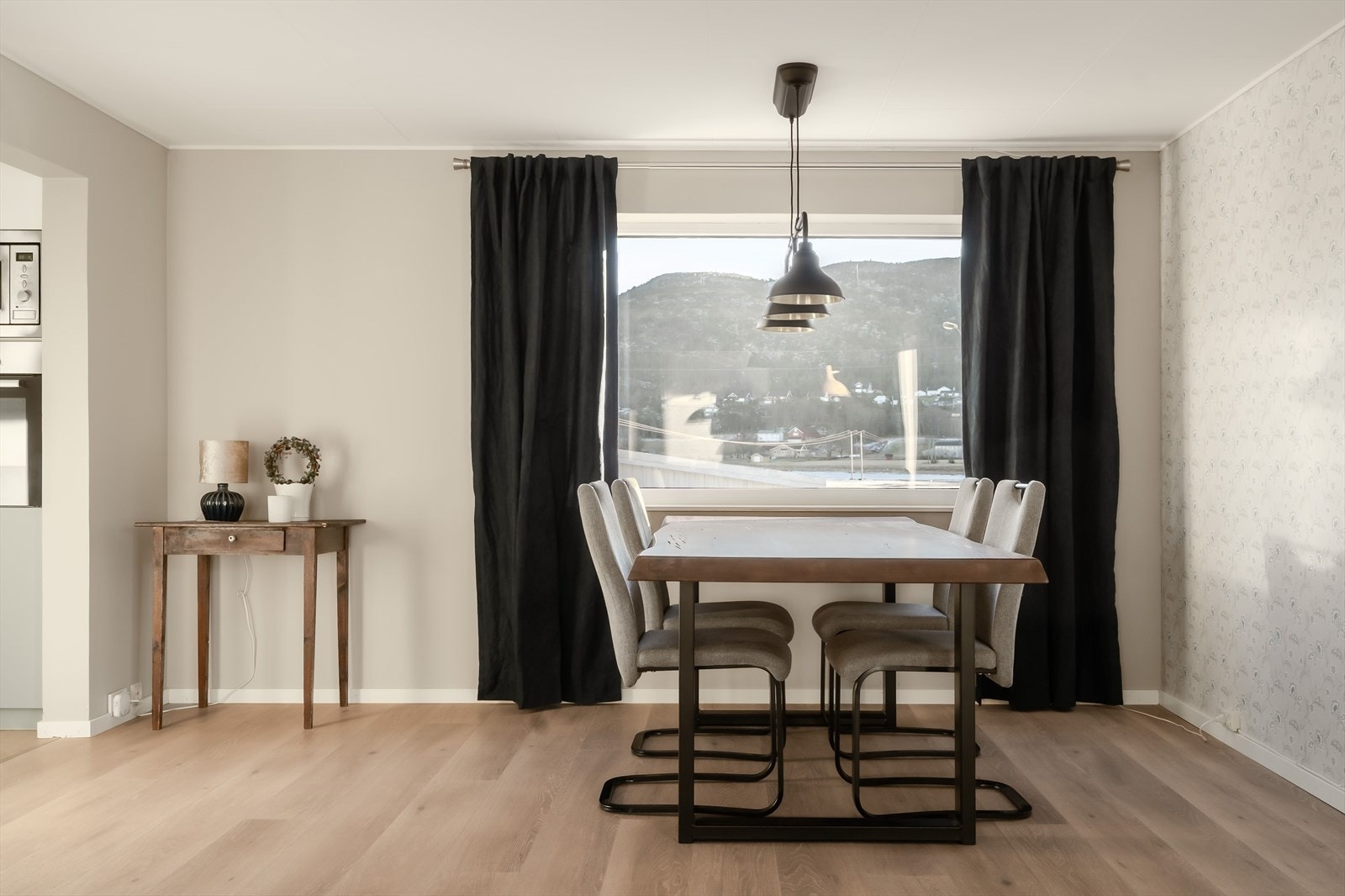 Velkommen inn i boligen. Her får du ca. 192 kvm. med fire soverom, stor stue, lekkert kjøkken, bad, godt med lagringsplass og uinnredet kjeller. Galleribilde