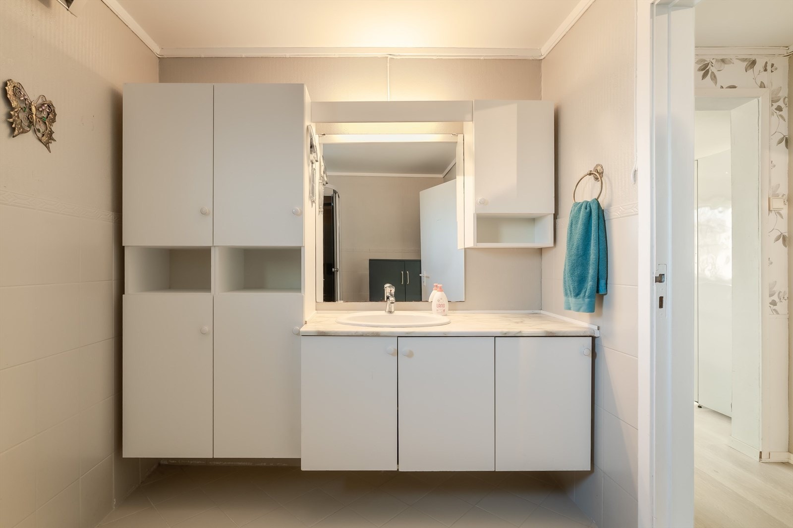 Badet er på ca. 6 kvm, og er et velfungerende bad med dusjkabinett. Galleribilde