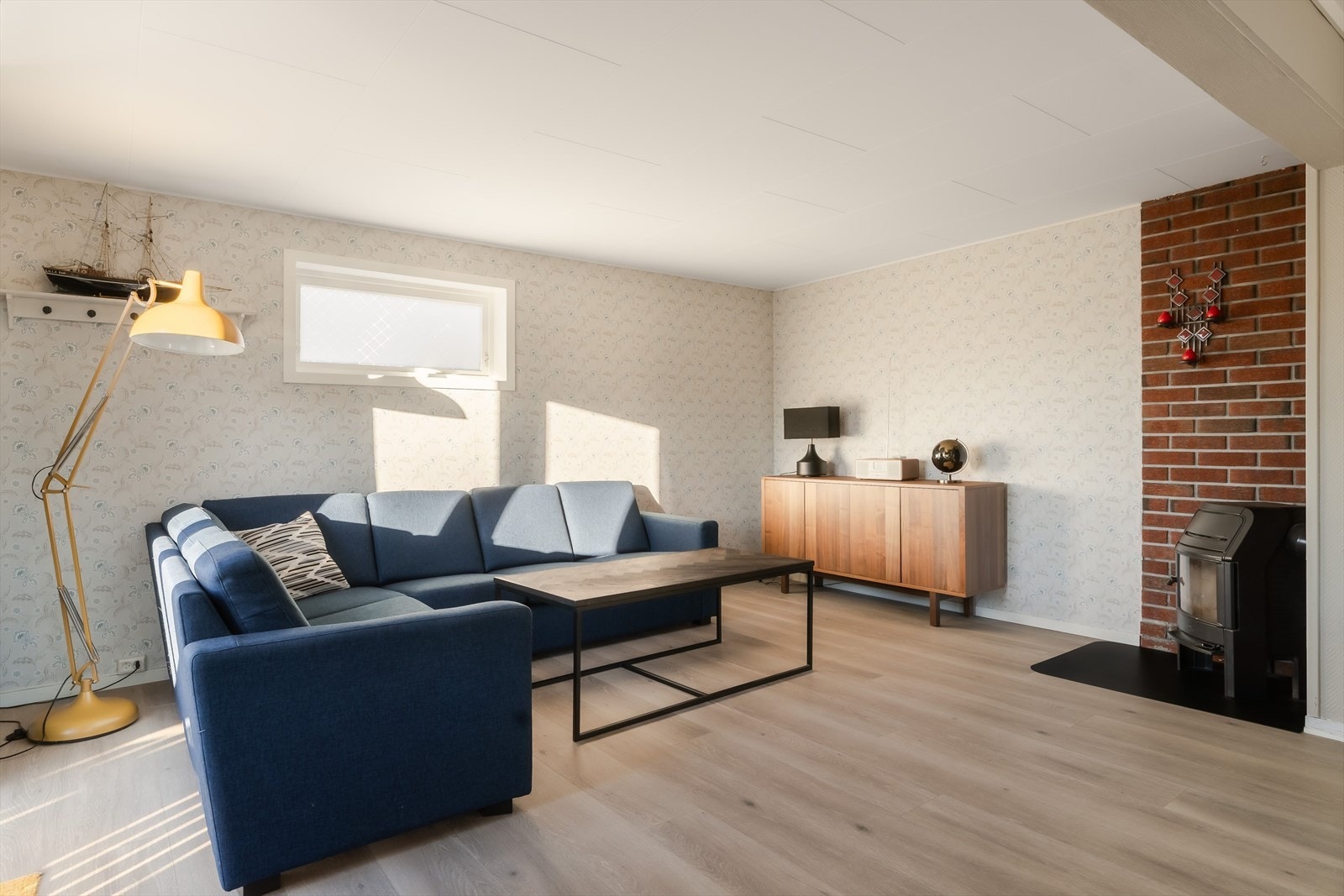 Eneboligen ligger fint til i Fevåg, og strekker seg over tre plan. Galleribilde