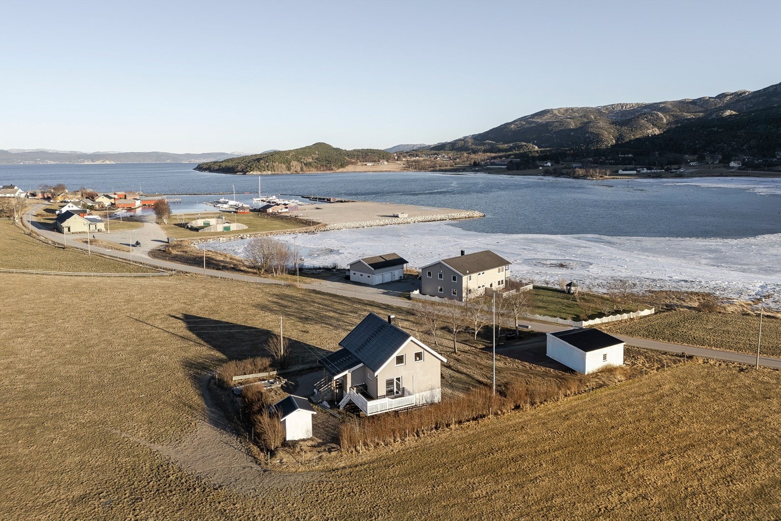 Aktiv Eiendomsmegling v/ Thomas Lerstadgrind har gleden av å presentere Fevågsjøen 50! Foto: Vidar Alvik v/ Grattis foto. Galleribilde