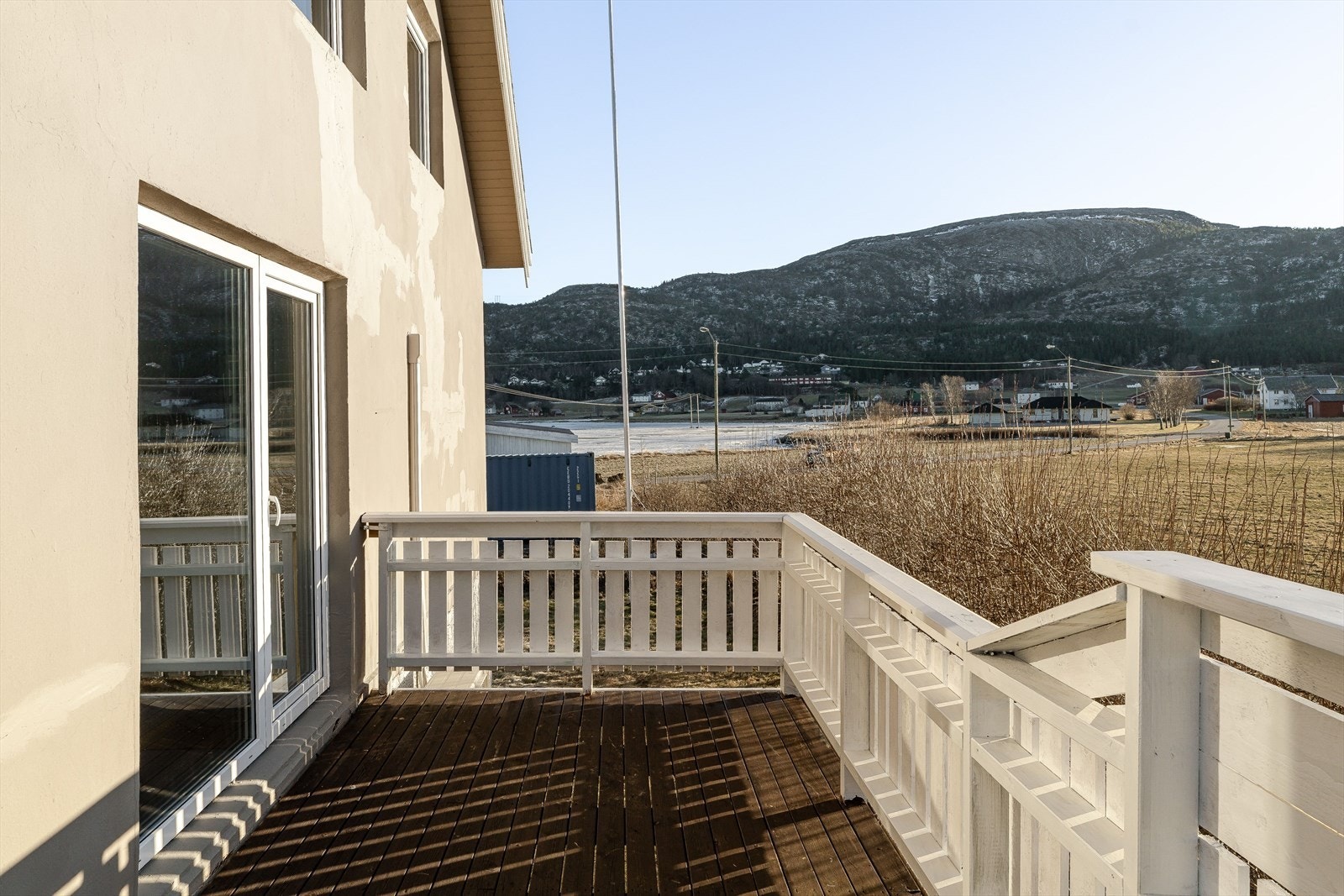 Fra stuen har du utgang til en veranda på ca. 21 kvm. Galleribilde