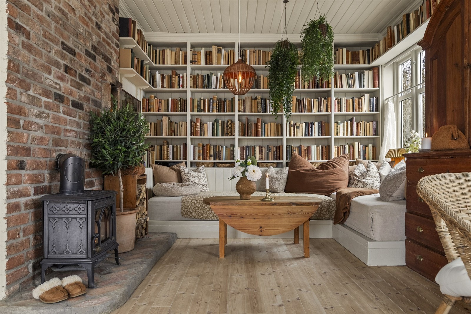 Koselig sofakrok der kveldsroen kan senke seg Galleribilde